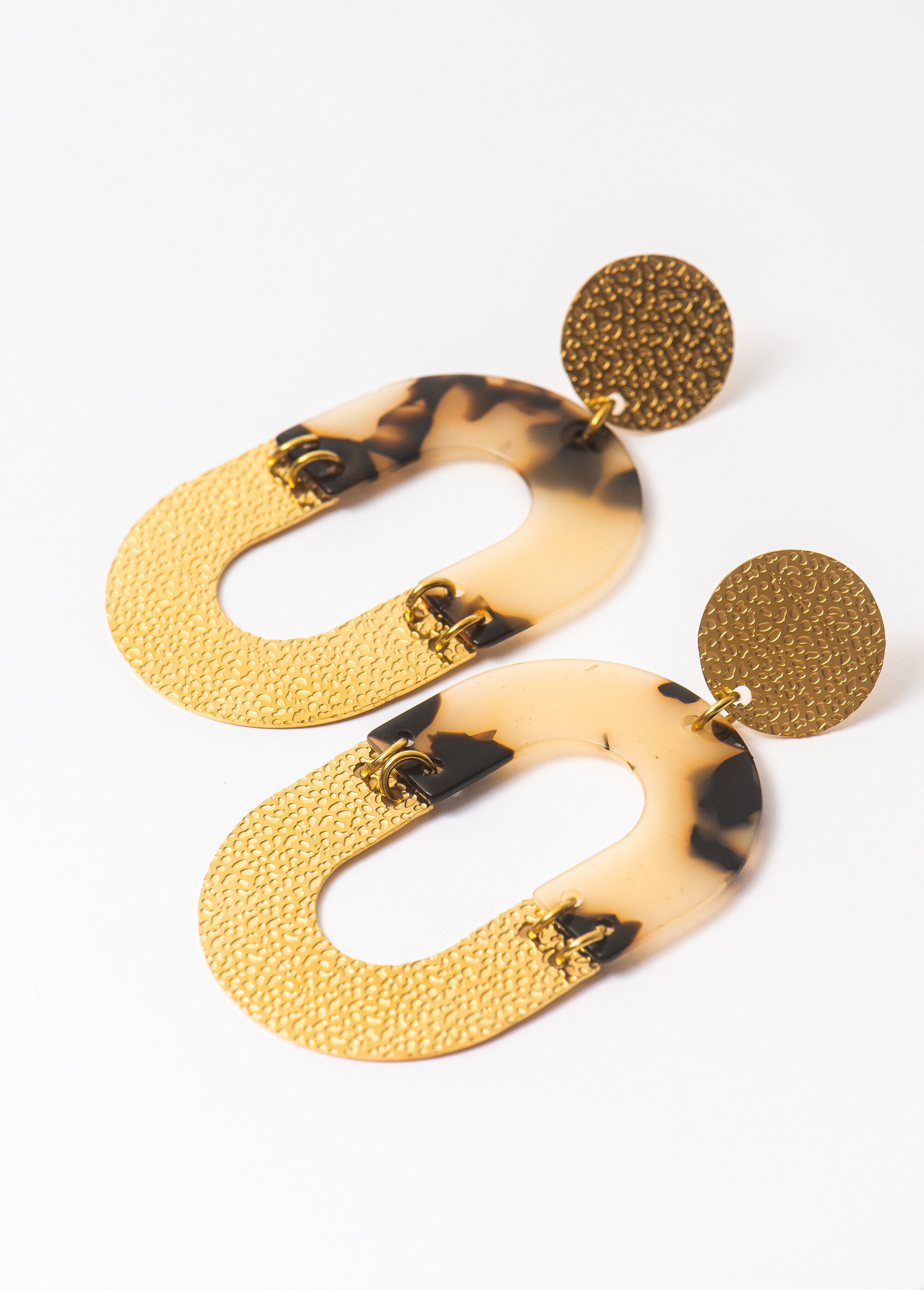 Graphic_tortoiseshell_steel_earrings_Gold_and_beige_DE1_slim