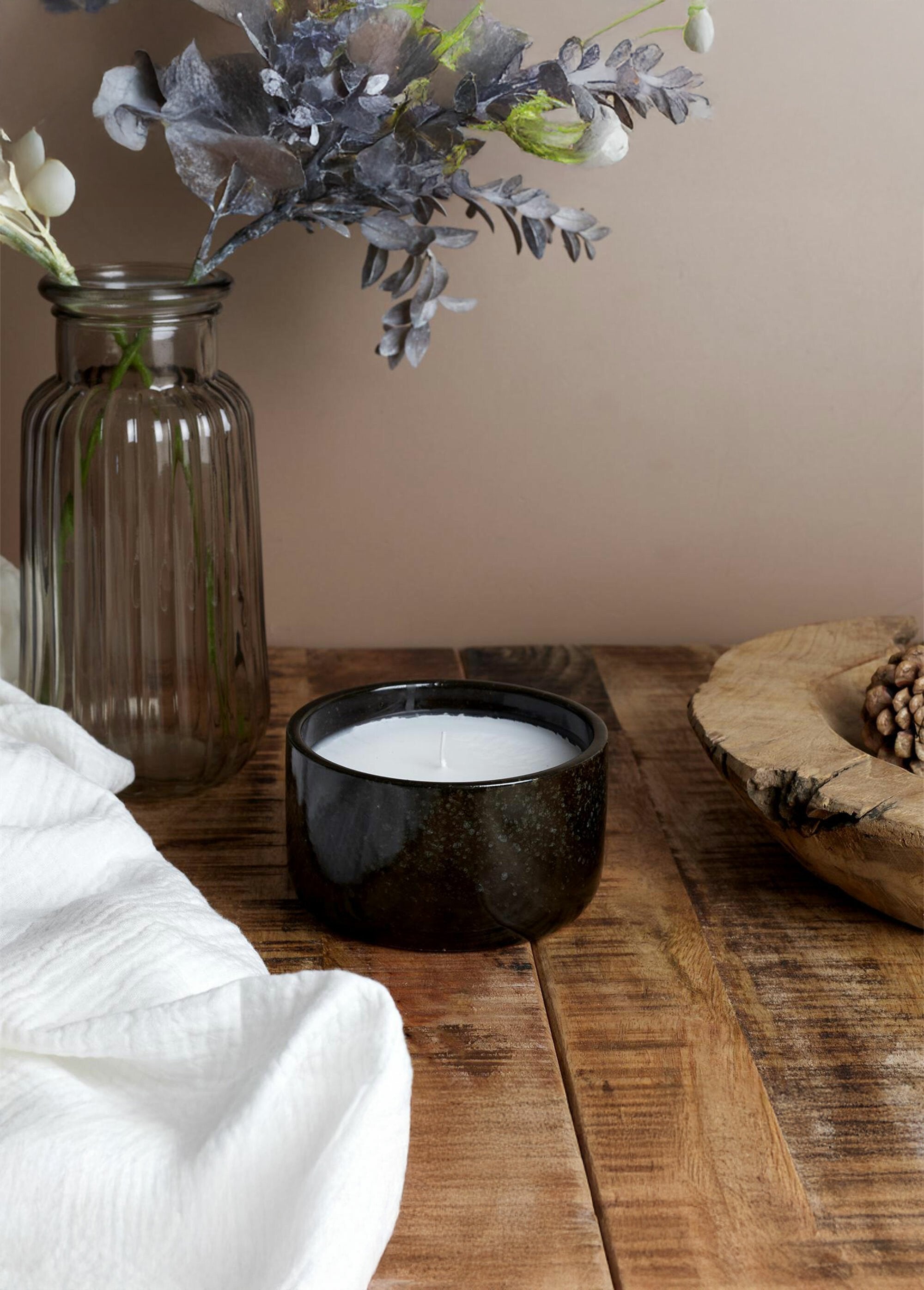 Scented_ceramic_candle,_12cm_diameter_Black_and_wood_spice_SF1_slim