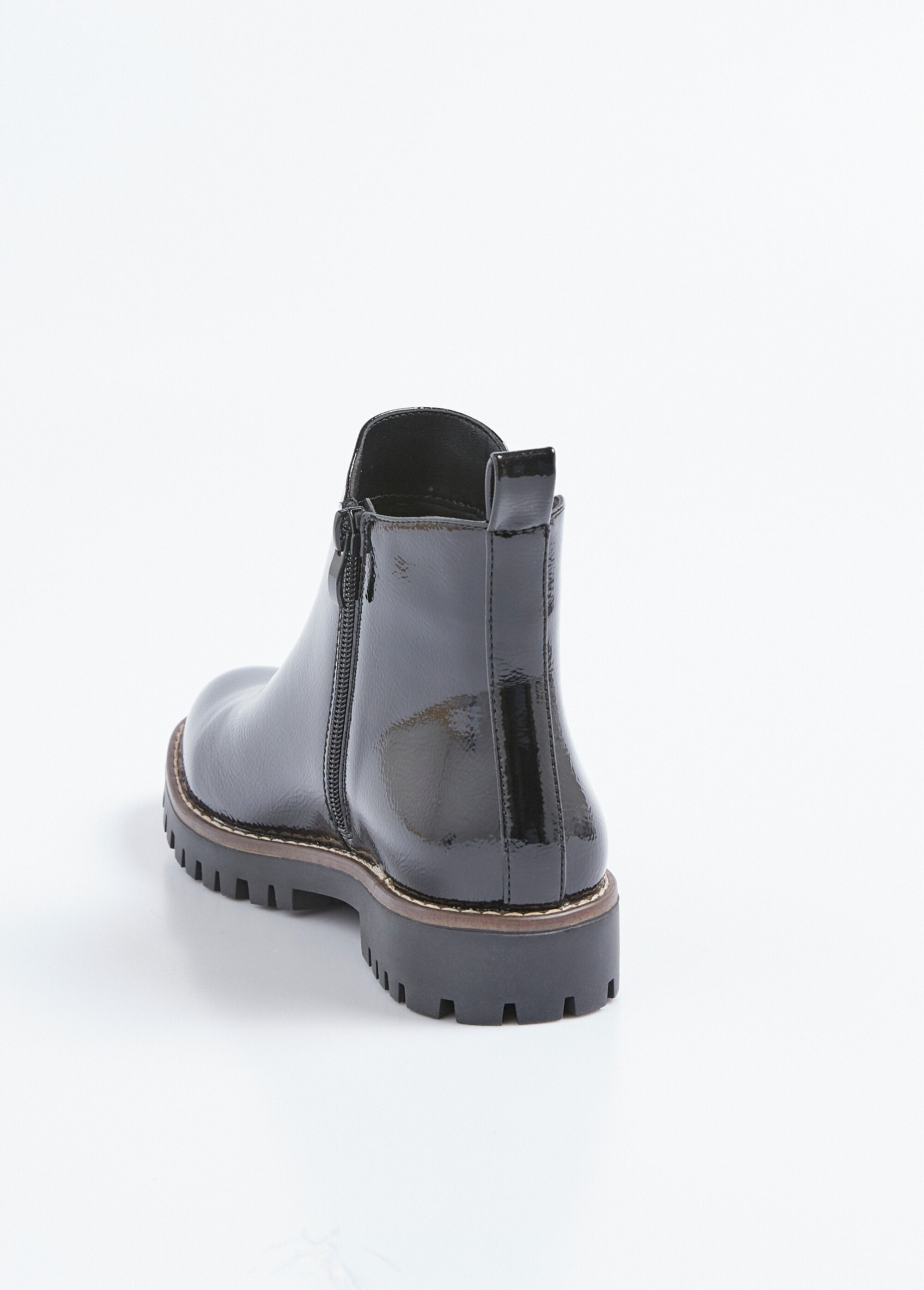 Chelsea_boots_with_comfort_width_lugged_sole_Black_DO1_slim