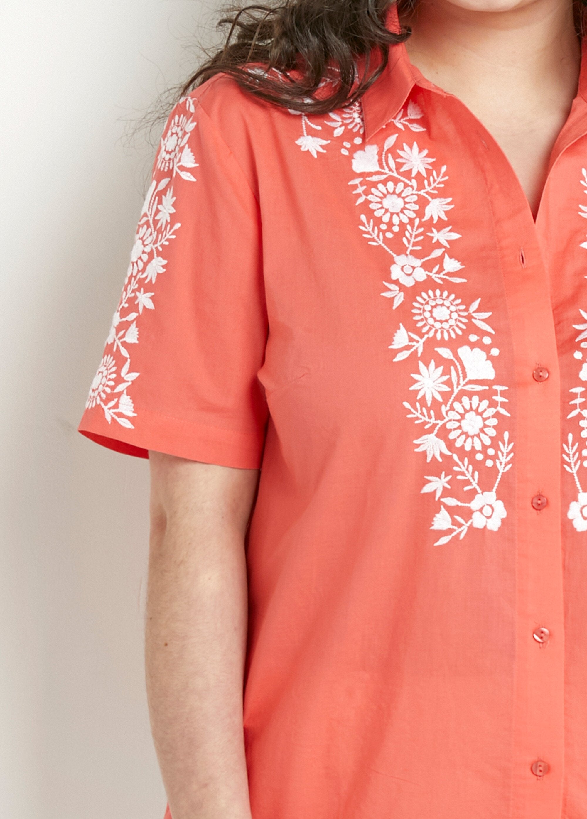 Long_embroidered_cotton_blouse_with_short_sleeves_Coral_and_white_DE1_curvy