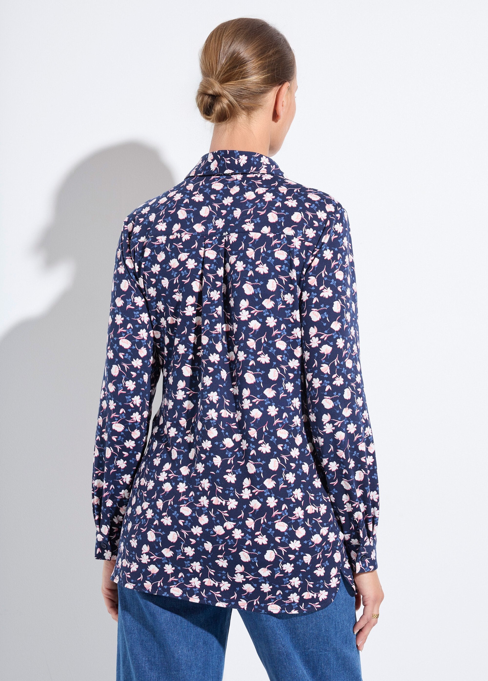 Warm_knit_blouse_with_floral_print_Navy_and_white_DO1_slim