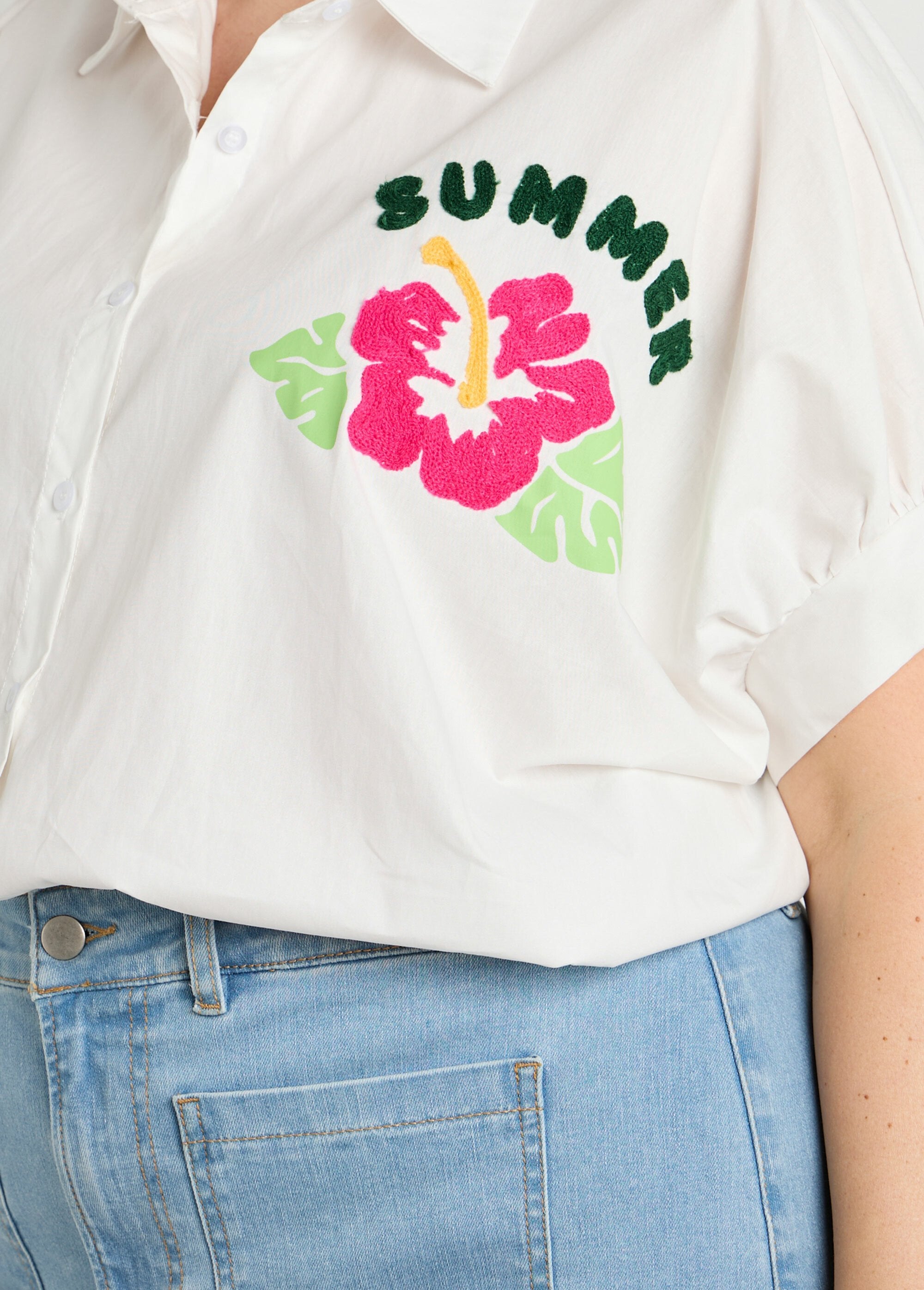Plain_blouse_with_summer-themed_embroidery_White_and_multicolored_DE1_curvy