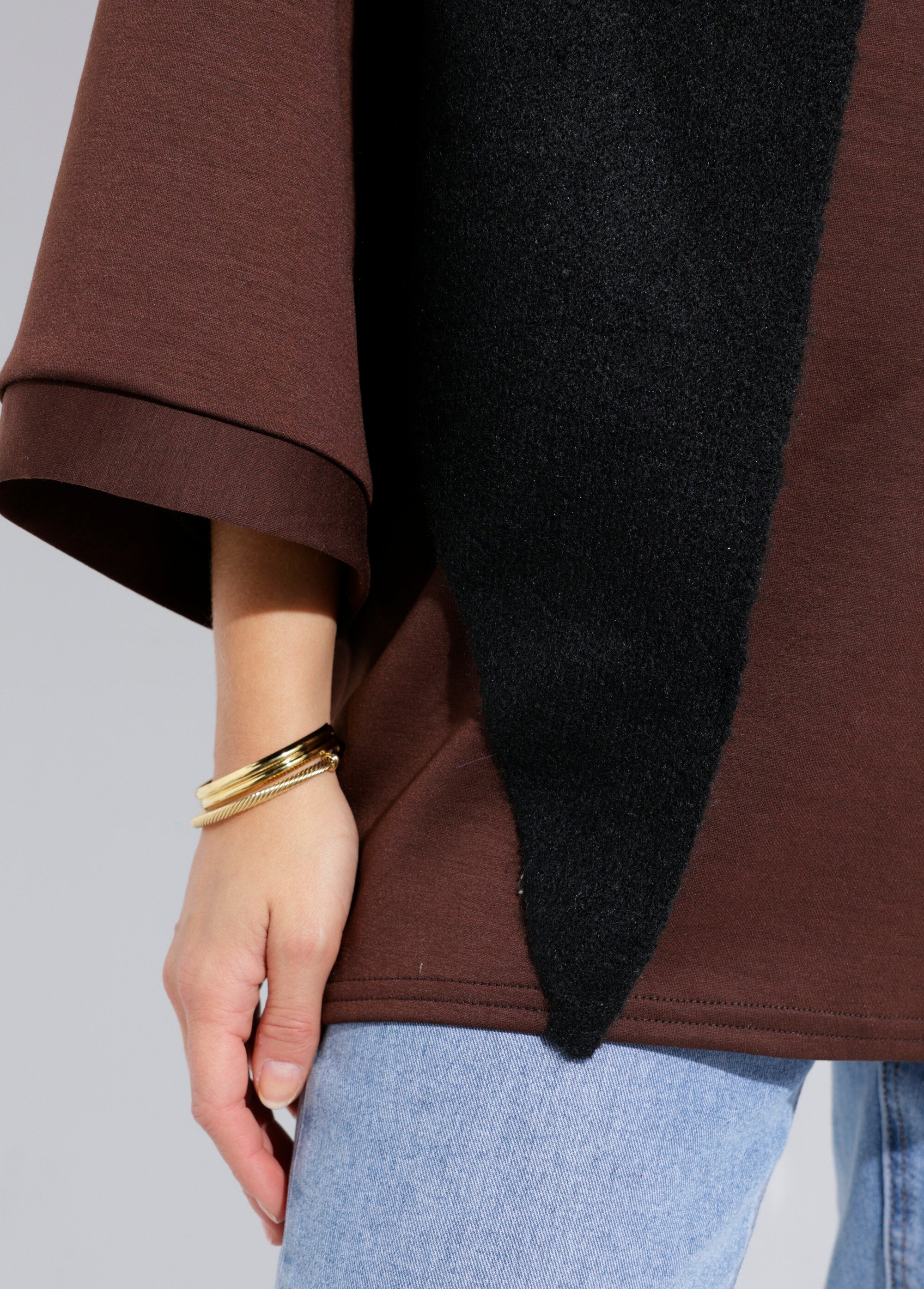 Warm_triangular_scarf,_wool_knit_Black_DE1_slim