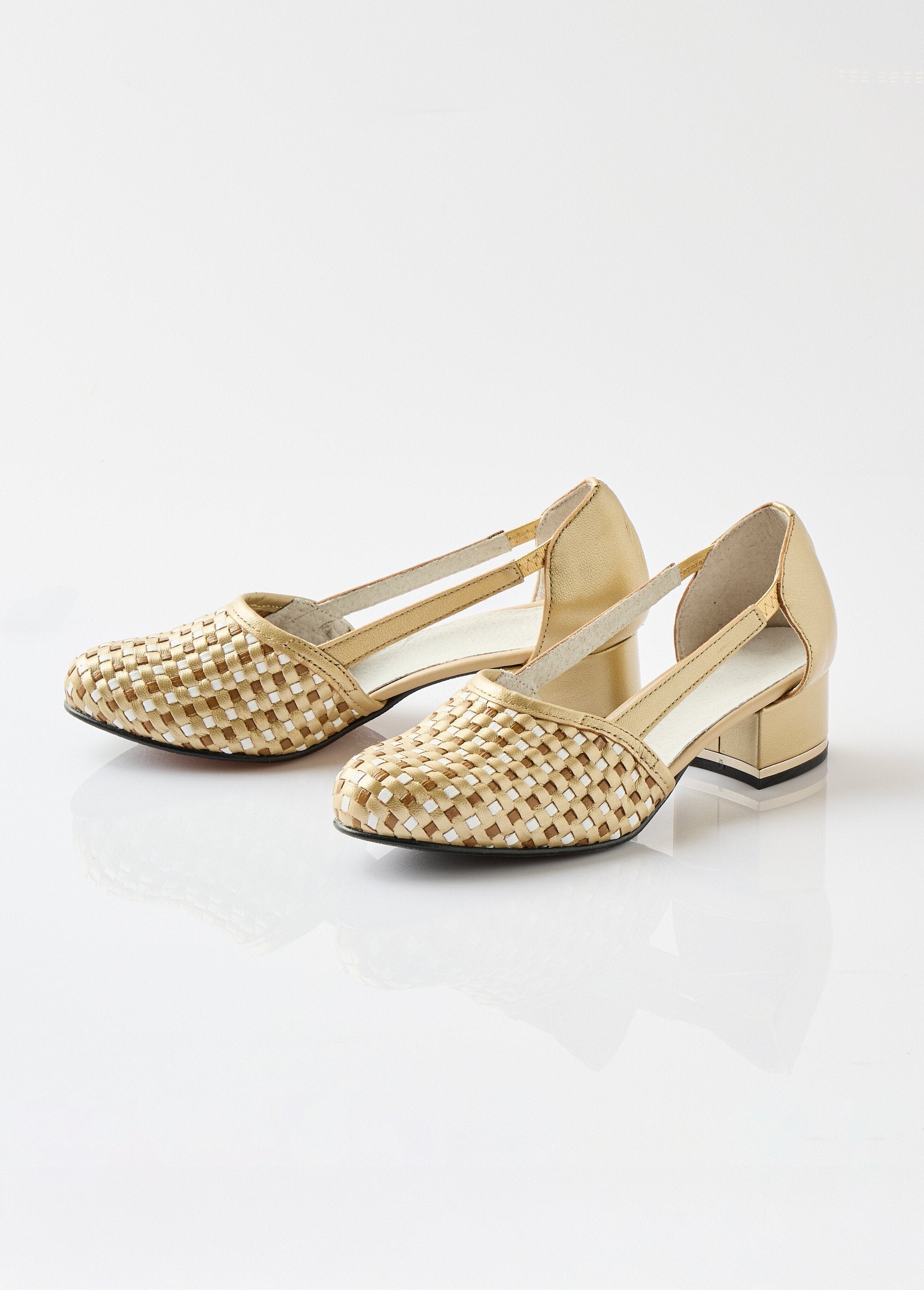 Leather_heeled_pumps_Beige_and_white_DE1_slim