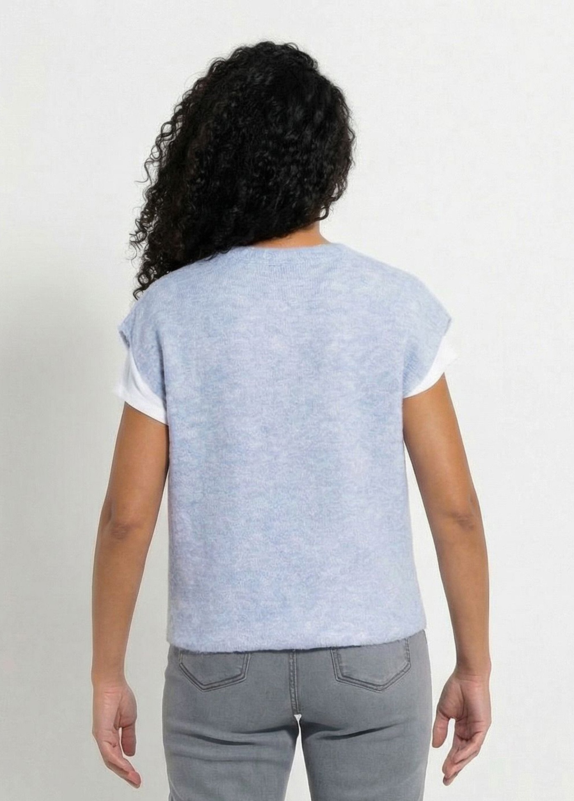 Sleeveless_vest_with_gold_buttons_and_bouclé_knit_Blue_DO1_slim