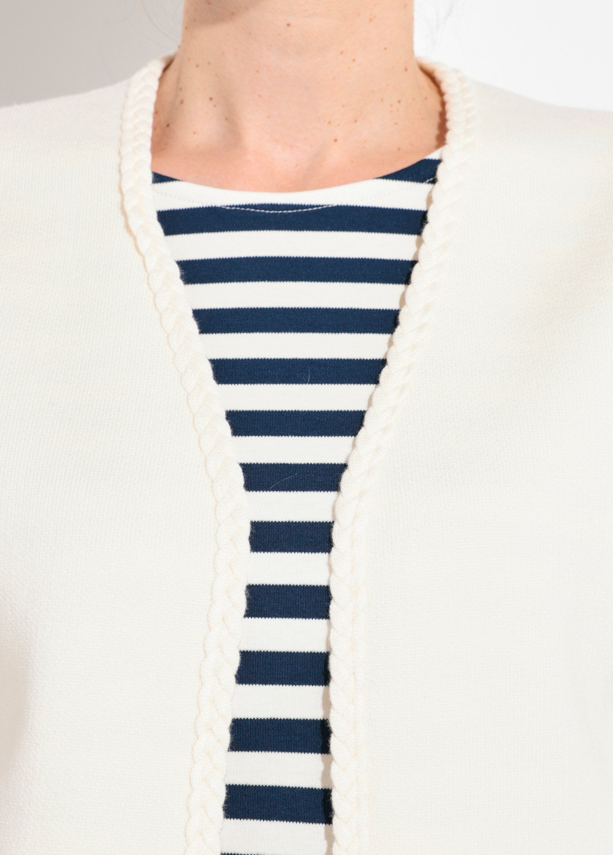 Thick_sleeveless_vest_with_braided_details_Beige_DE1_slim