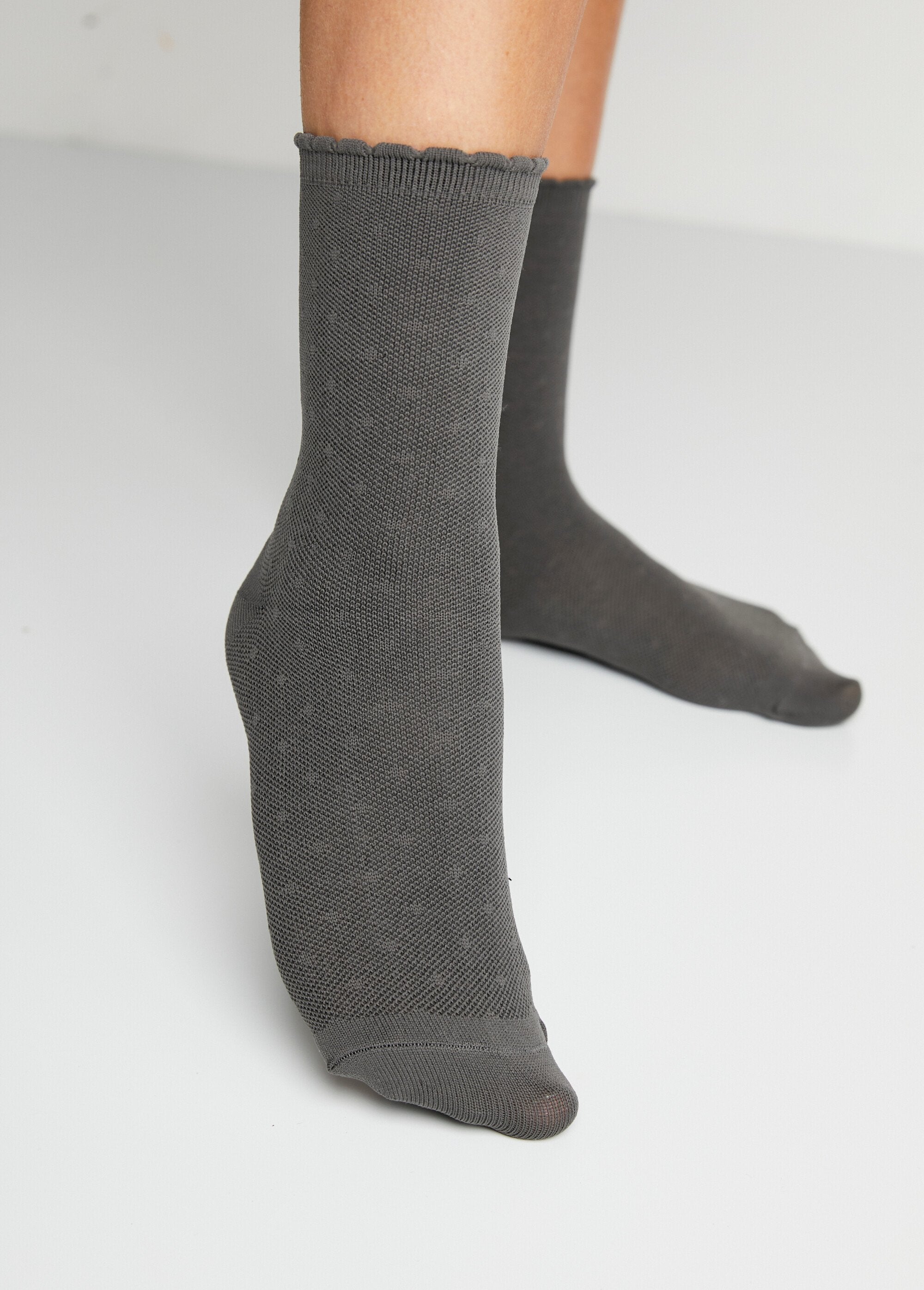 Thin_socks_with_tone-on-tone_patterns_Black_and_gray_ass_lot_2_DE1_slim