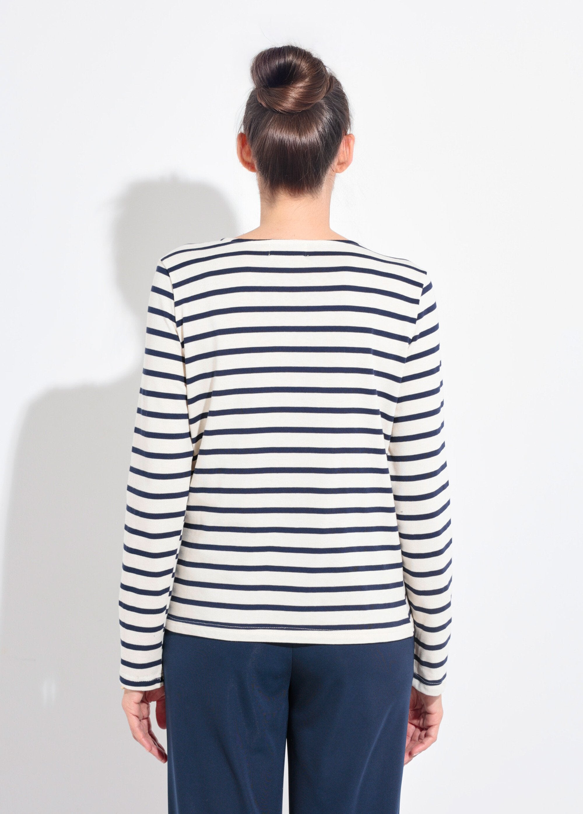 Sailor's_shirt_with_heart-shaped_shoulder_buttons_White_with_navy_stripes_DO1_slim