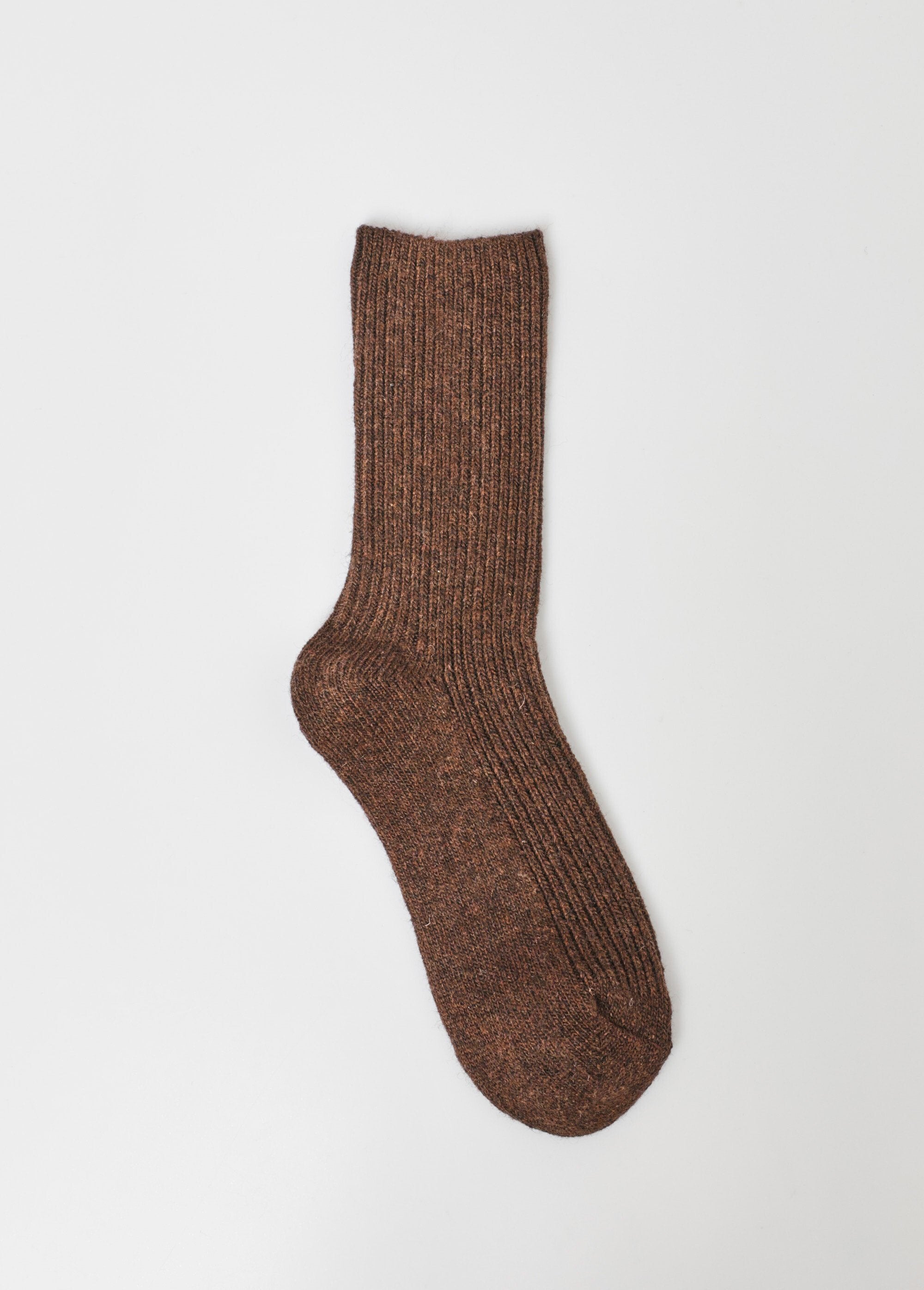Pair_of_fine_ribbed_wool_socks_camel_DE1_slim