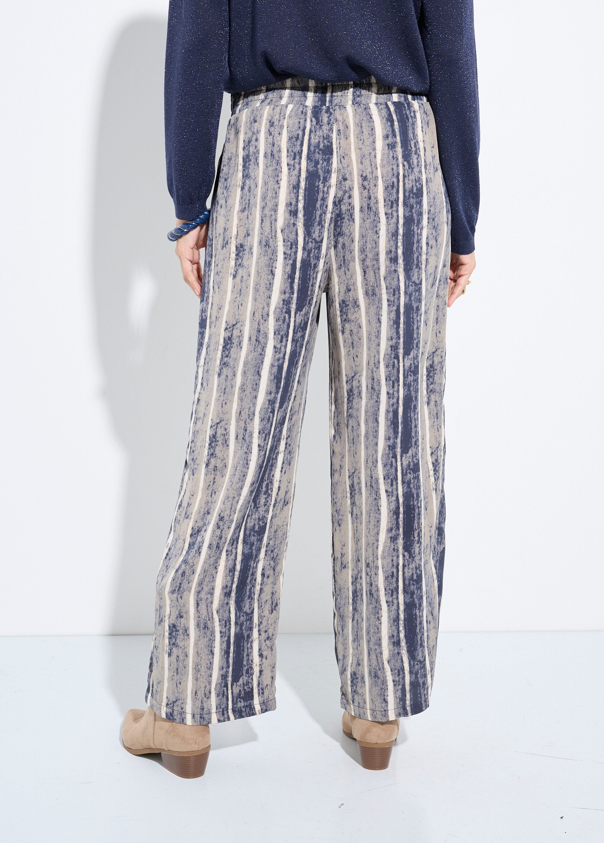 Elasticated_flowing_pants,_striped_print_Gray_and_ecru_DO1_slim