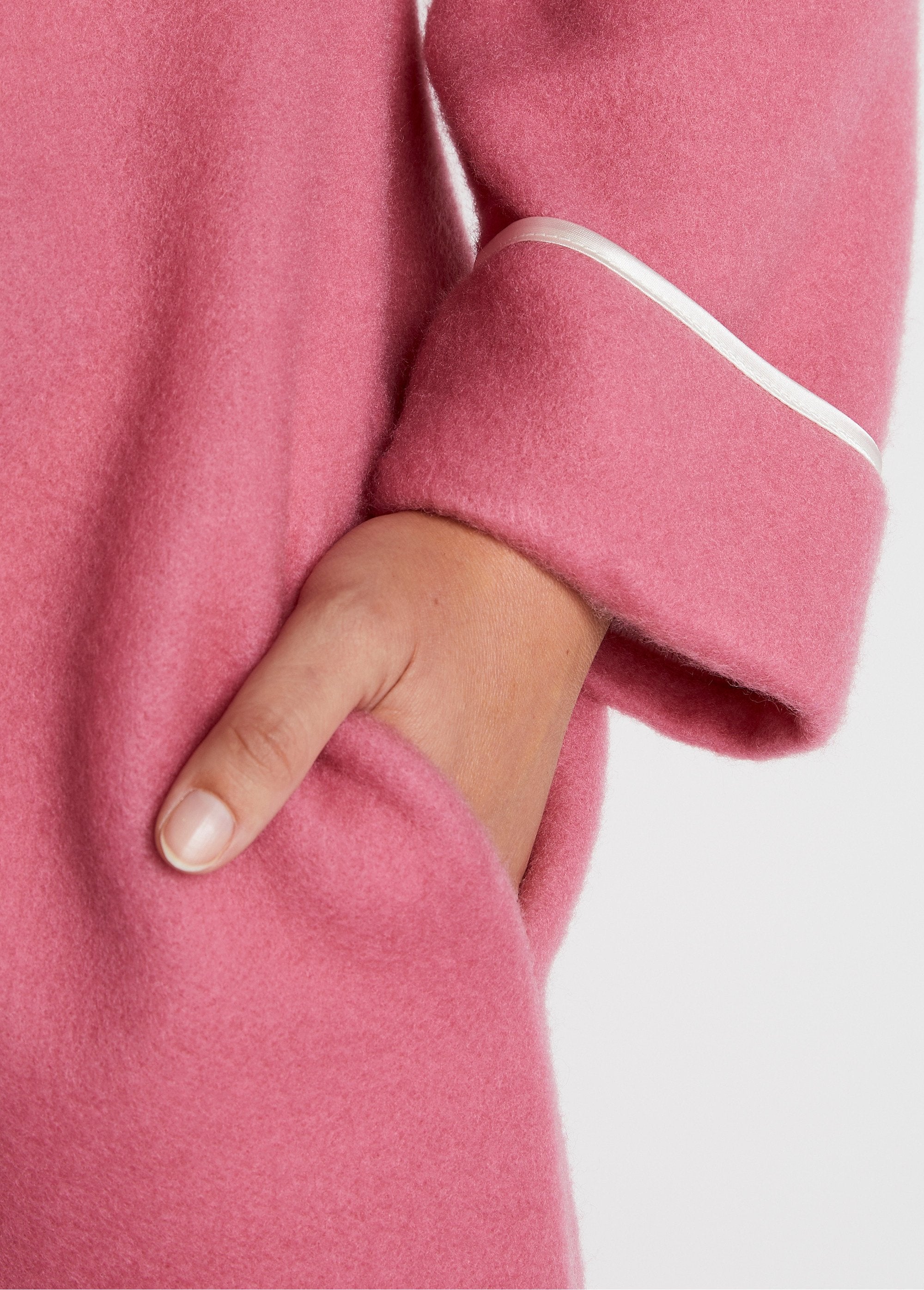 Buttoned_fleece_bathrobe_Pink_DE2_curvy