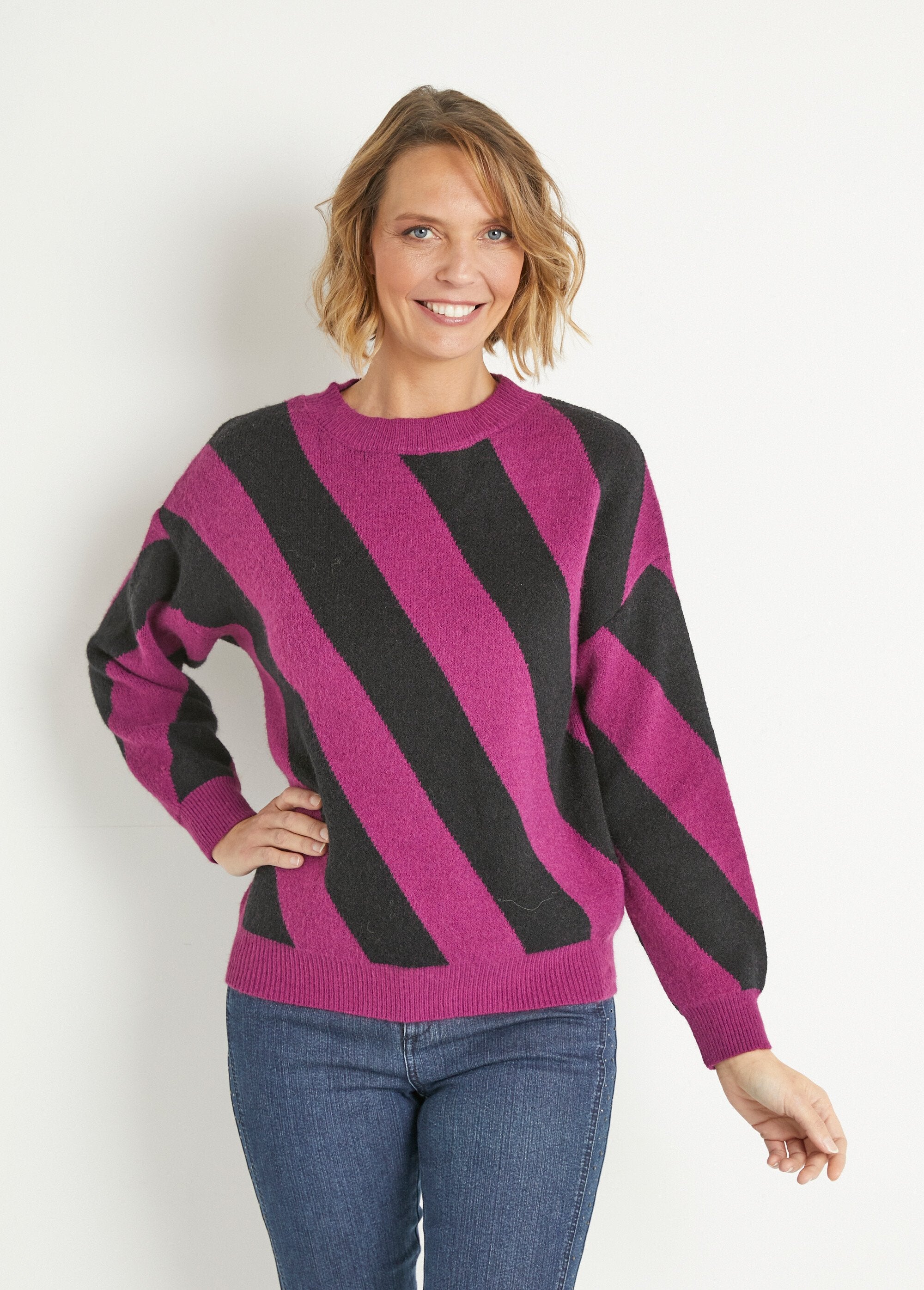 Warm_round_neck_sweater_with_line_pattern_Purple_and_black_FA1_slim
