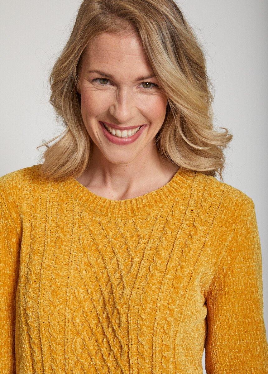 Round_neck_chenille_knit_sweater_Honey_DE1_slim