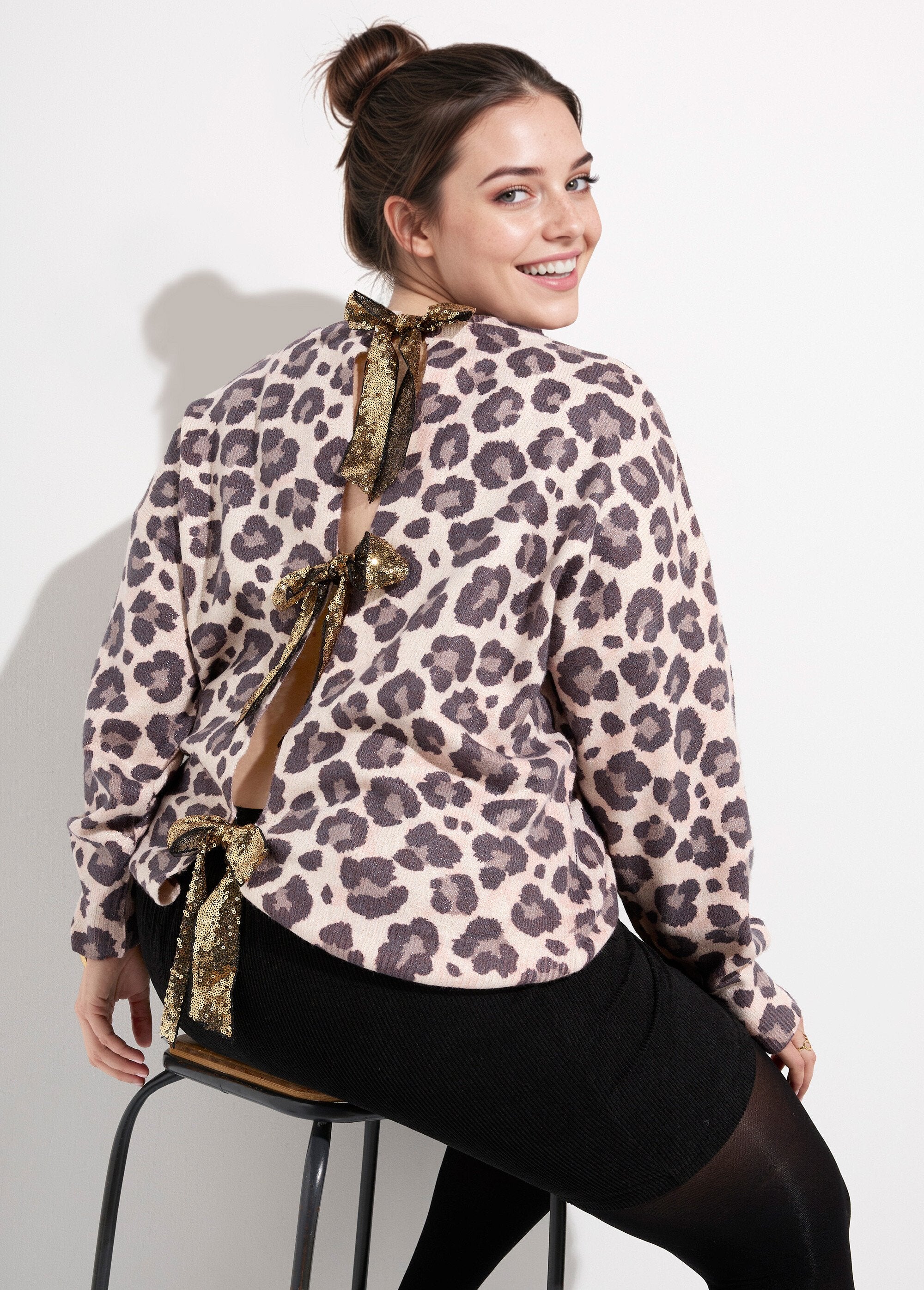 Pull_maille_léopard_et_noeuds_pailletés_Leopard_SF1_curvy