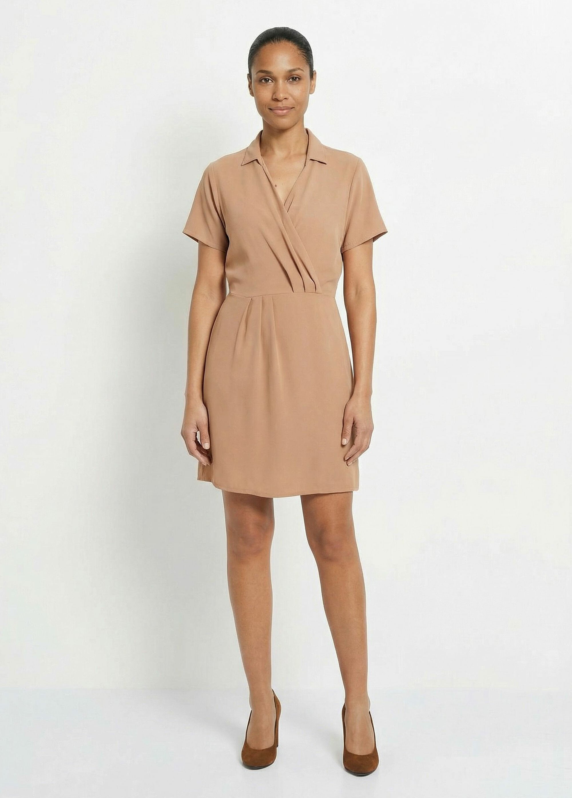 Robe_col_V_manches_courtes,_Essentiel_Camel_FA1_slim