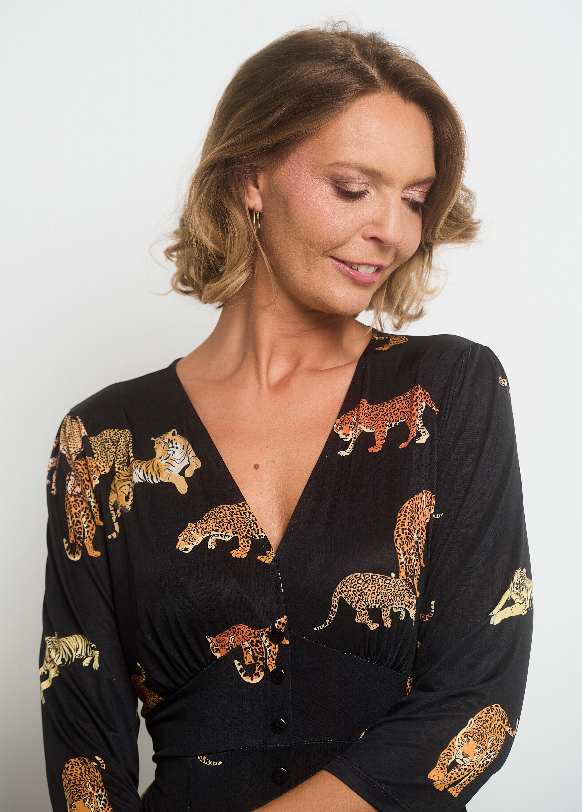 Flowing_animal_print_dress_with_V-neck_Black_prints_DE1_slim