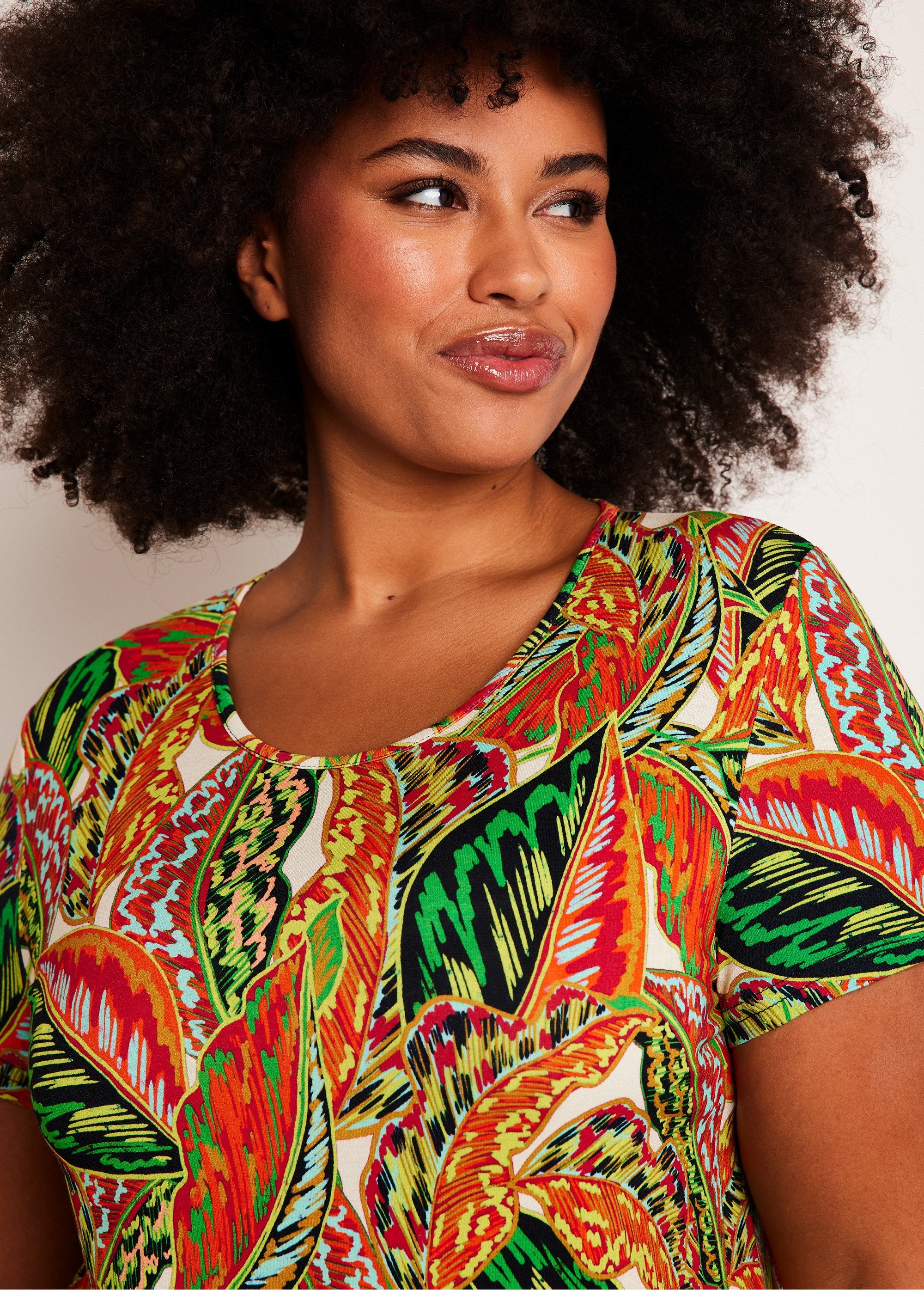 Short_straight_knit_dress_with_foliage_pattern_Green_and_red_DE1_curvy