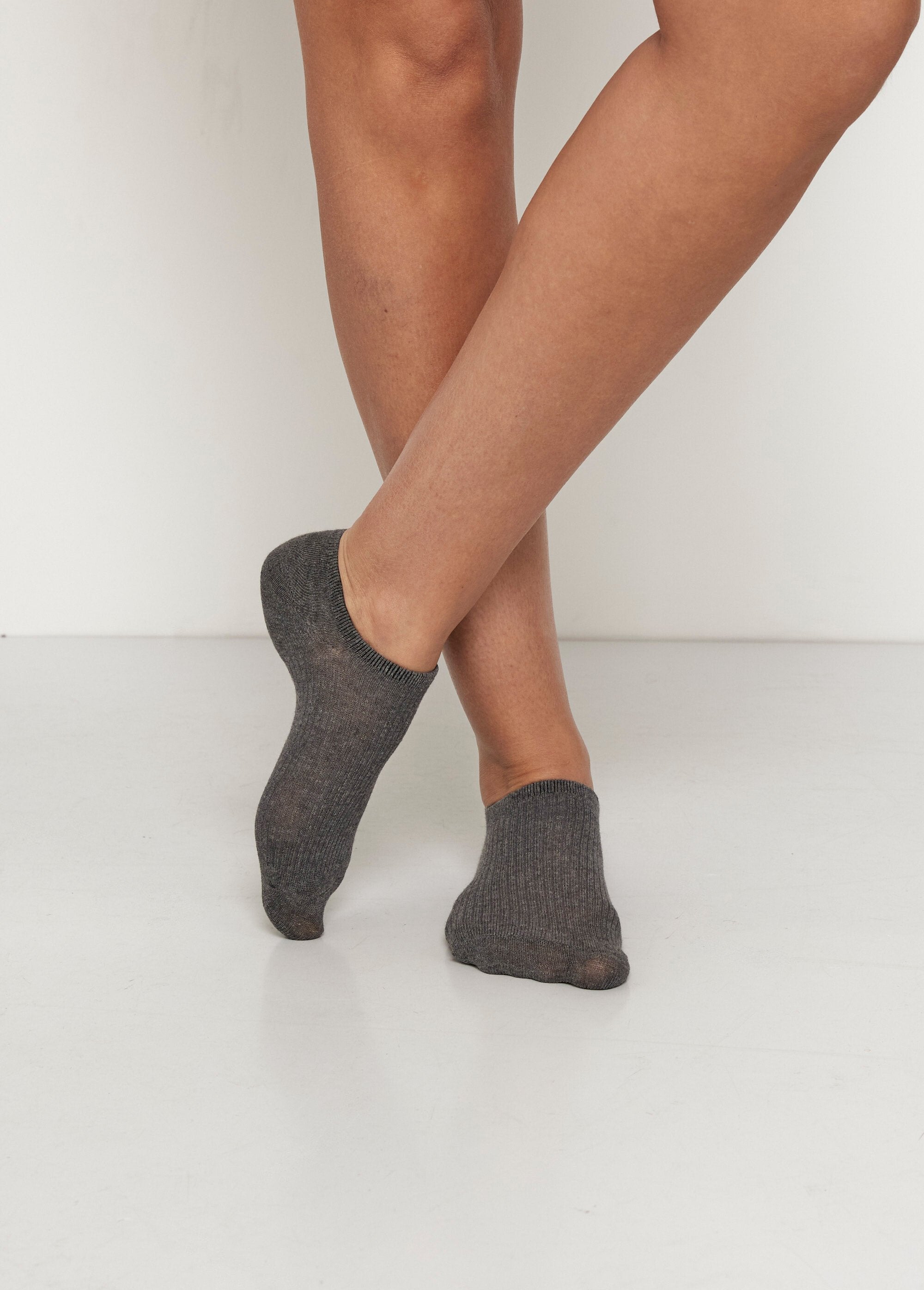 Dark_ribbed_low_ankle_socks_Black_matching_FA2_slim
