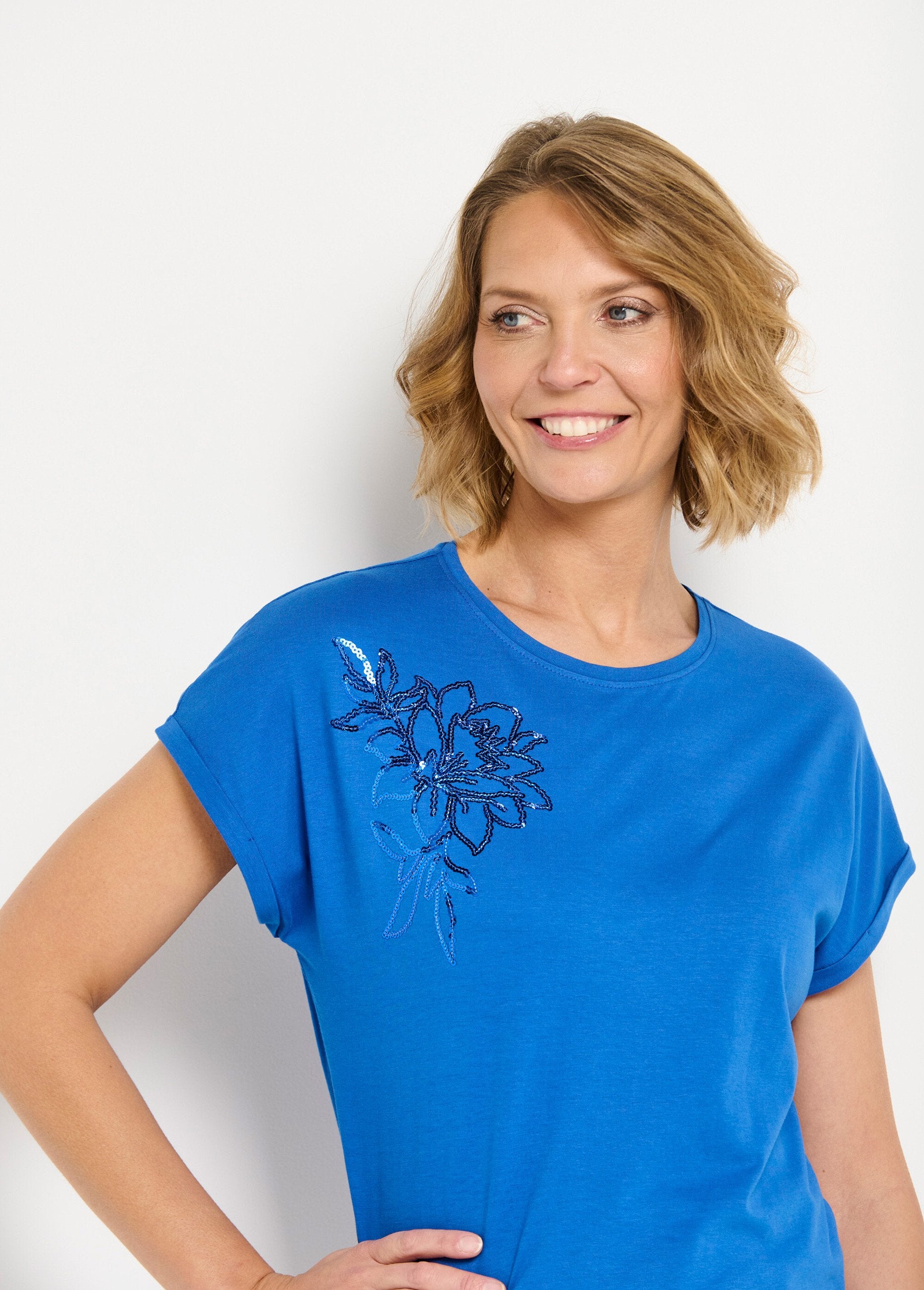 Plain_cotton_t-shirt_with_short_sleeves_and_sequins_Hard_blue_DE1_slim