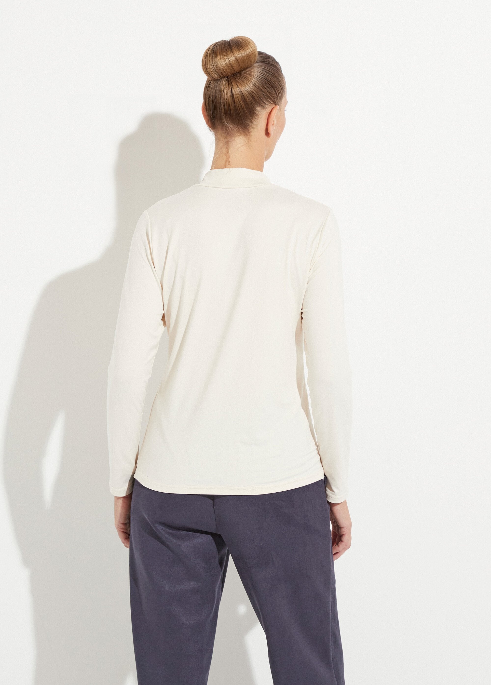 Soft,_long-sleeved,_high-neck_T-shirt_Ecru_DO1_slim