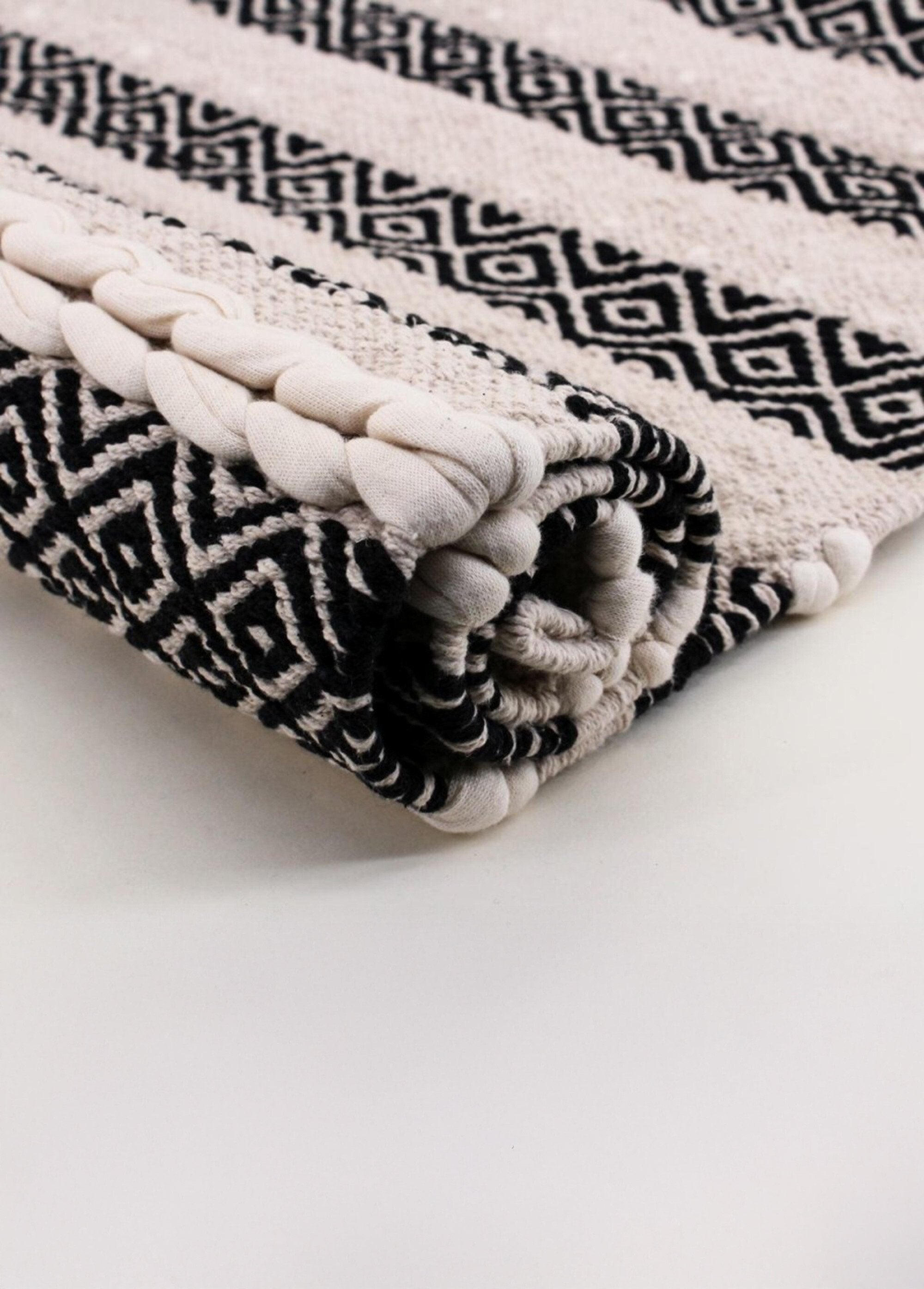 Striped_ethnic_rug,_110x60cm_Black_and_white_DE1_slim