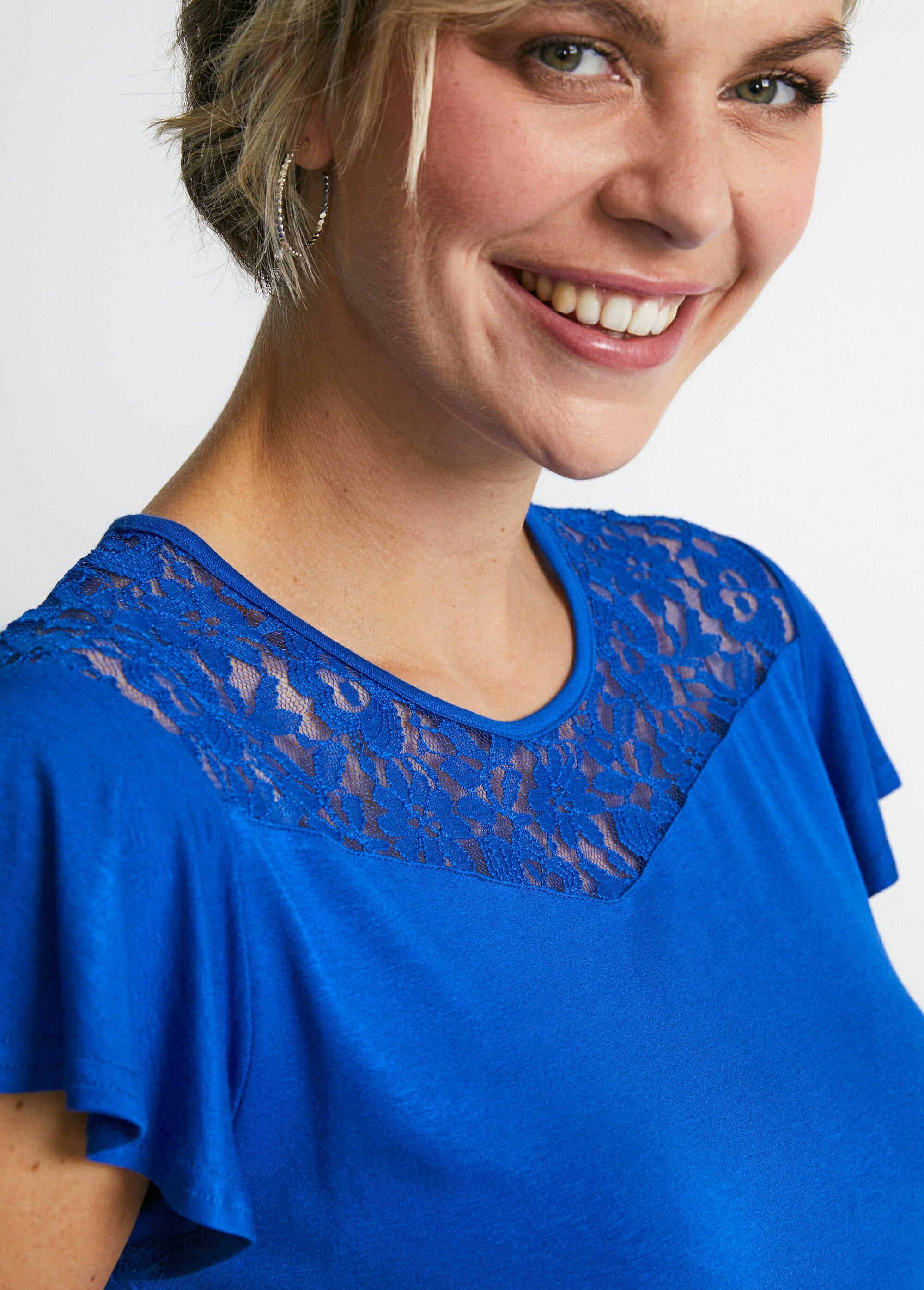 Short-sleeved_lace_T-shirt_Blue_DE2_slim