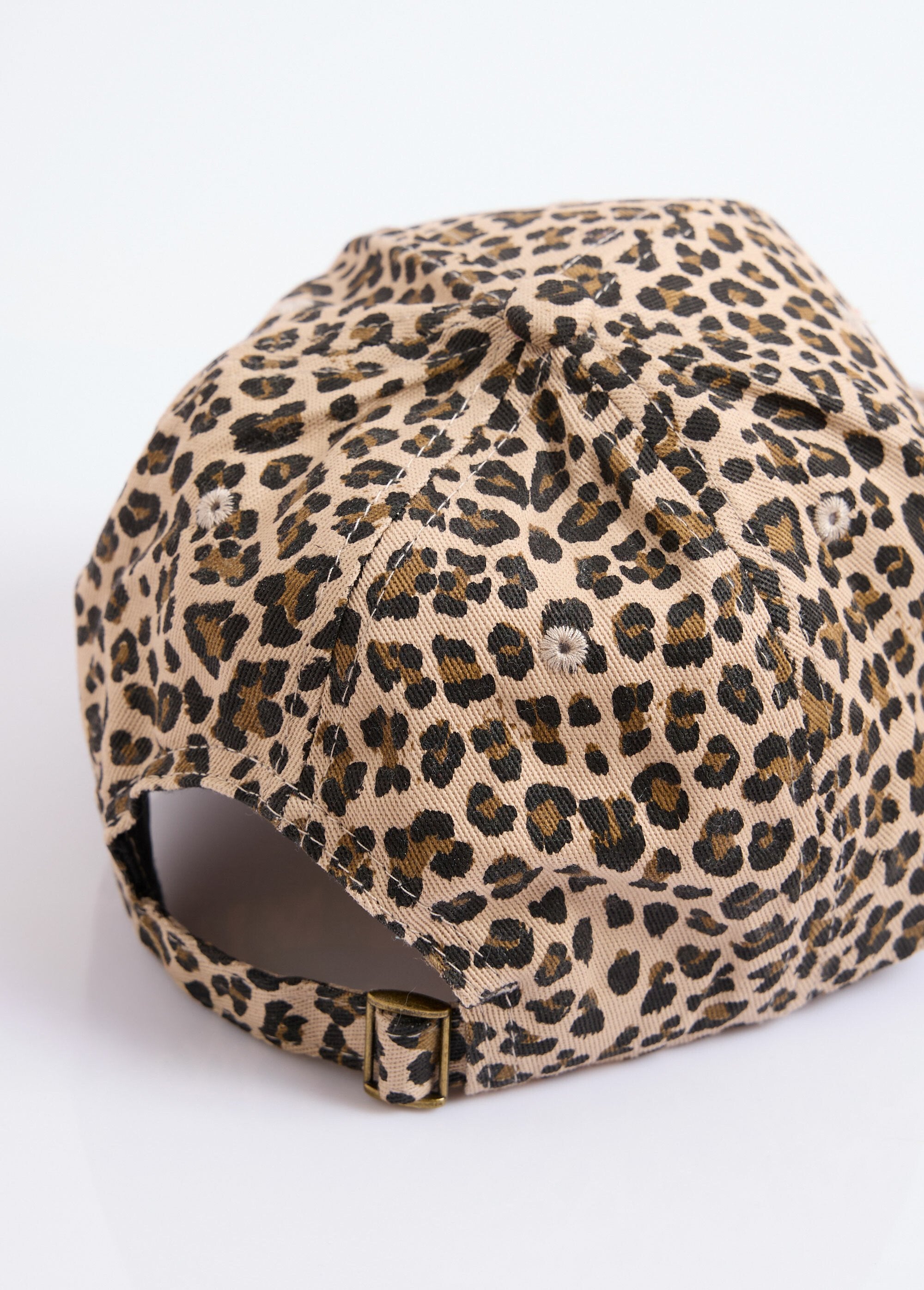 Novelty_cap_with_heart_embroidery_Leopard_DE1_slim