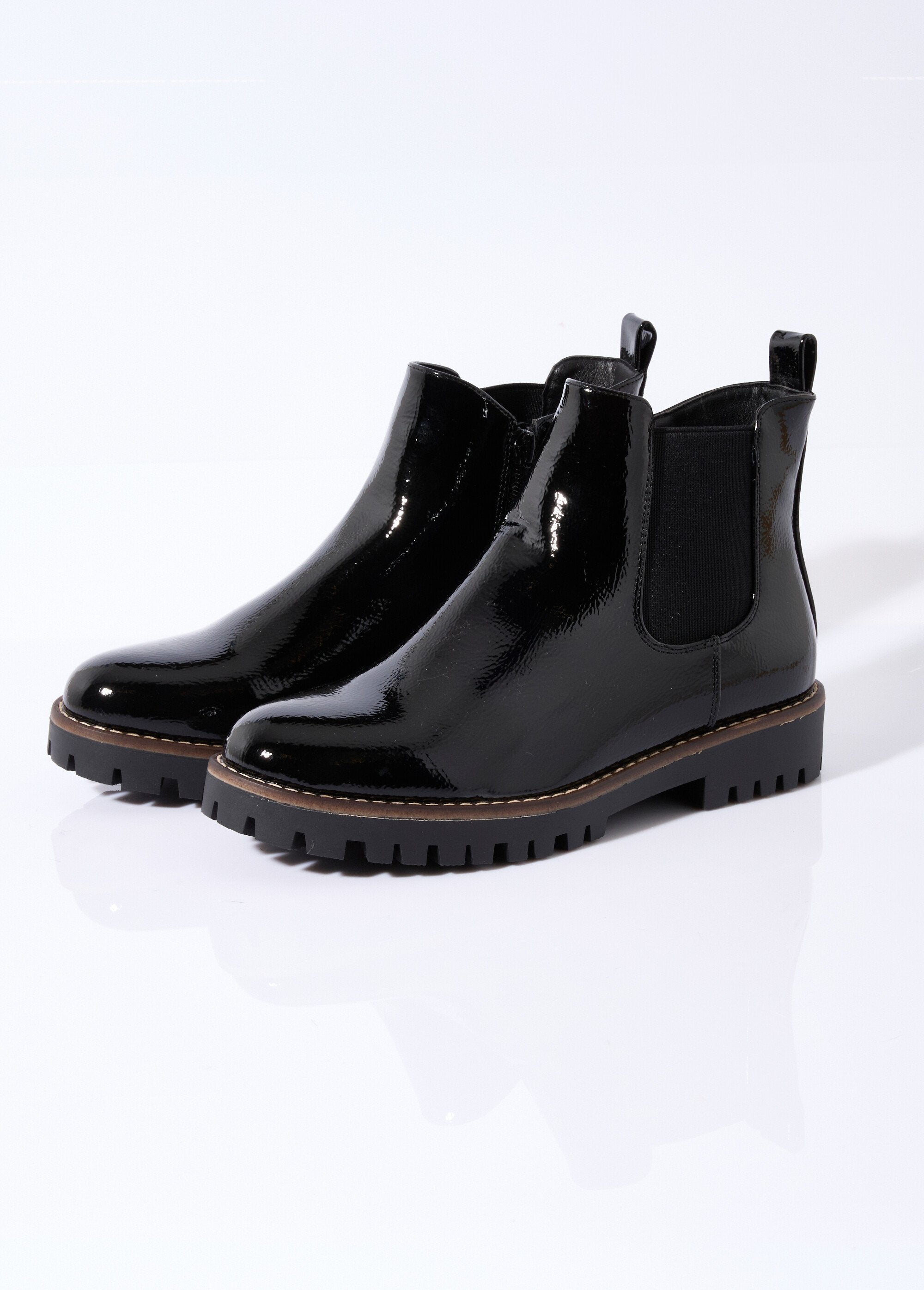 Fancy_Chelsea_boots_with_notched_sole_Black_DE1_slim