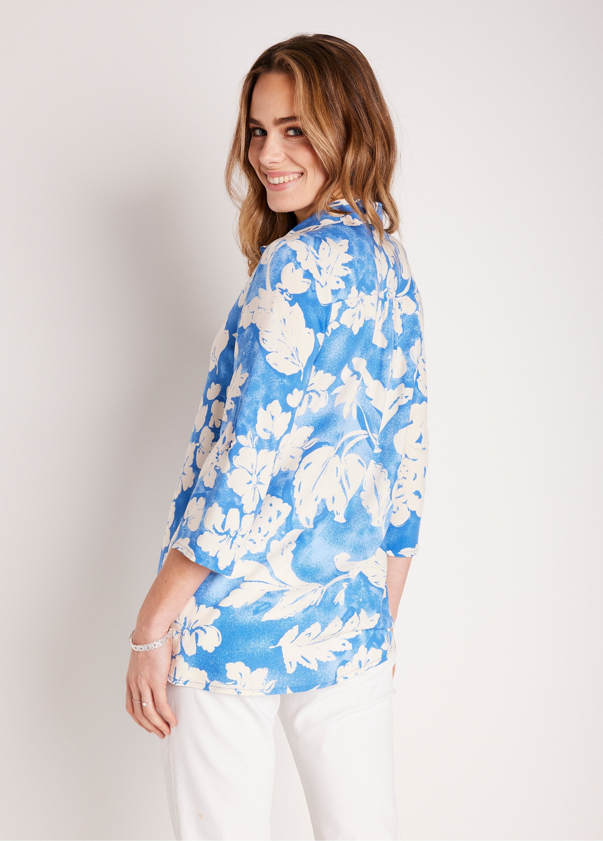 Loose_long_floral_blouse_Blue_and_white_DO1_slim