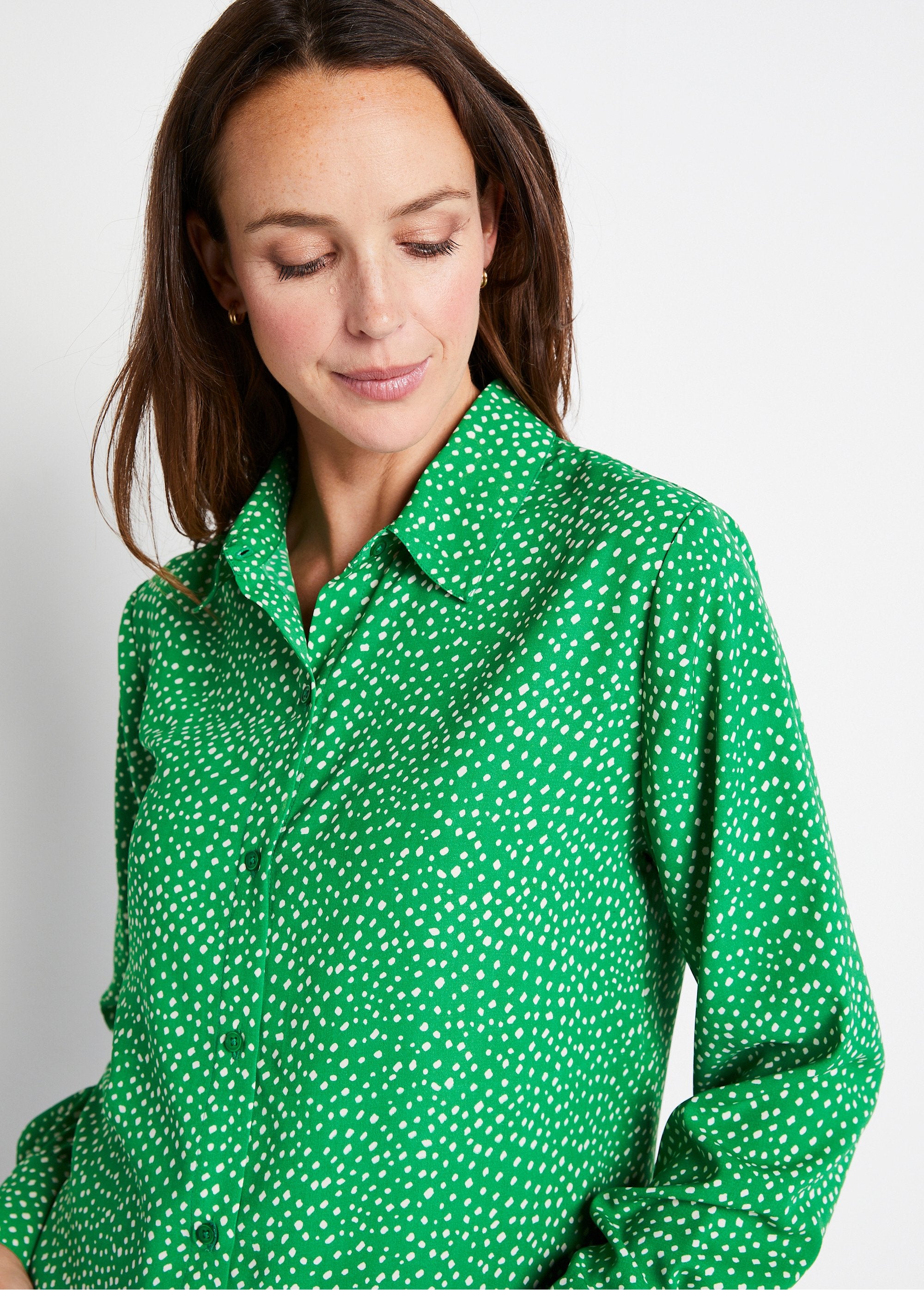 Buttoned_straight_blouse_with_polka_dot_print_Ecru_green_DE1_slim