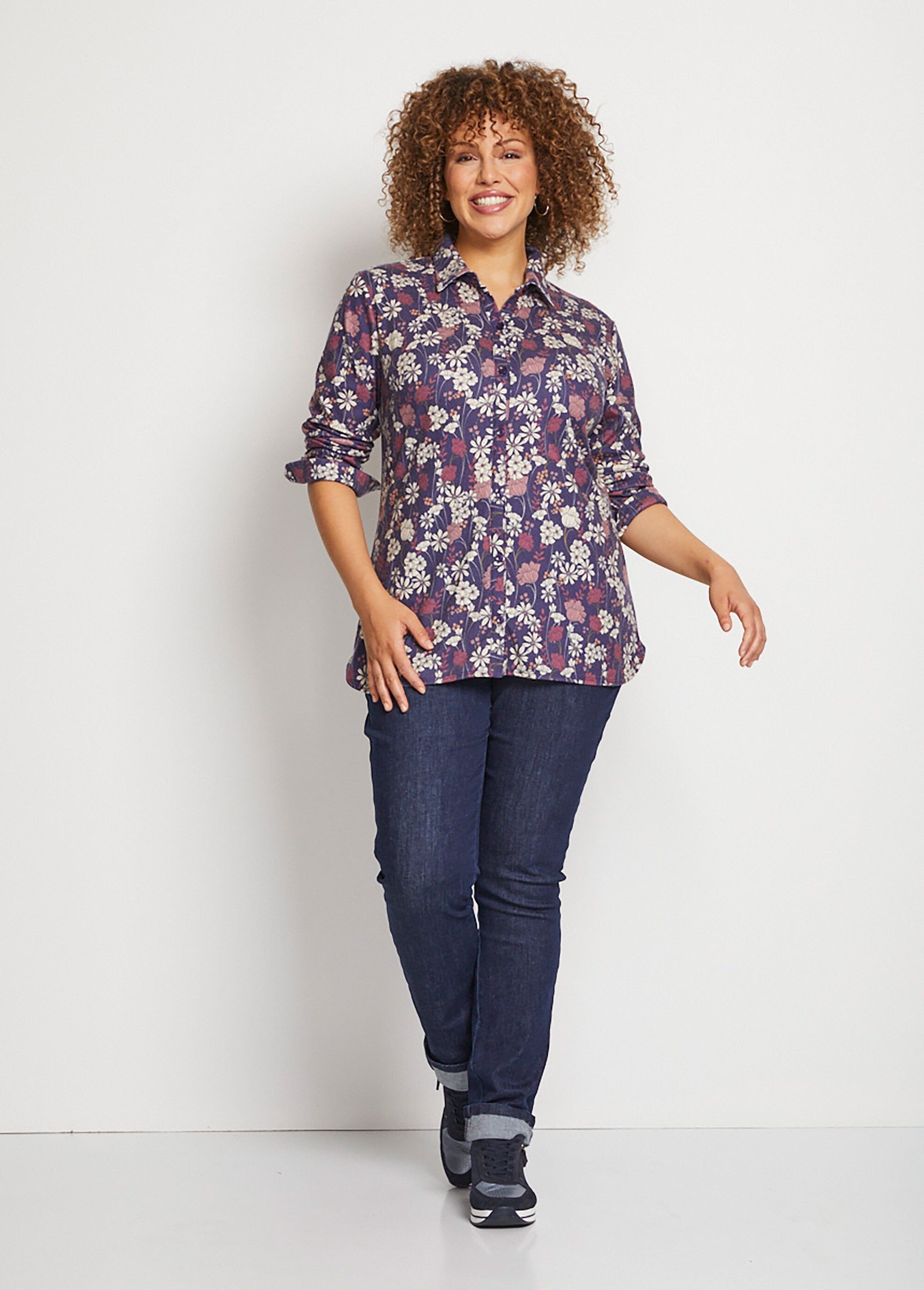 Warm_knit_floral_blouse_Navy_background_SF1_curvy