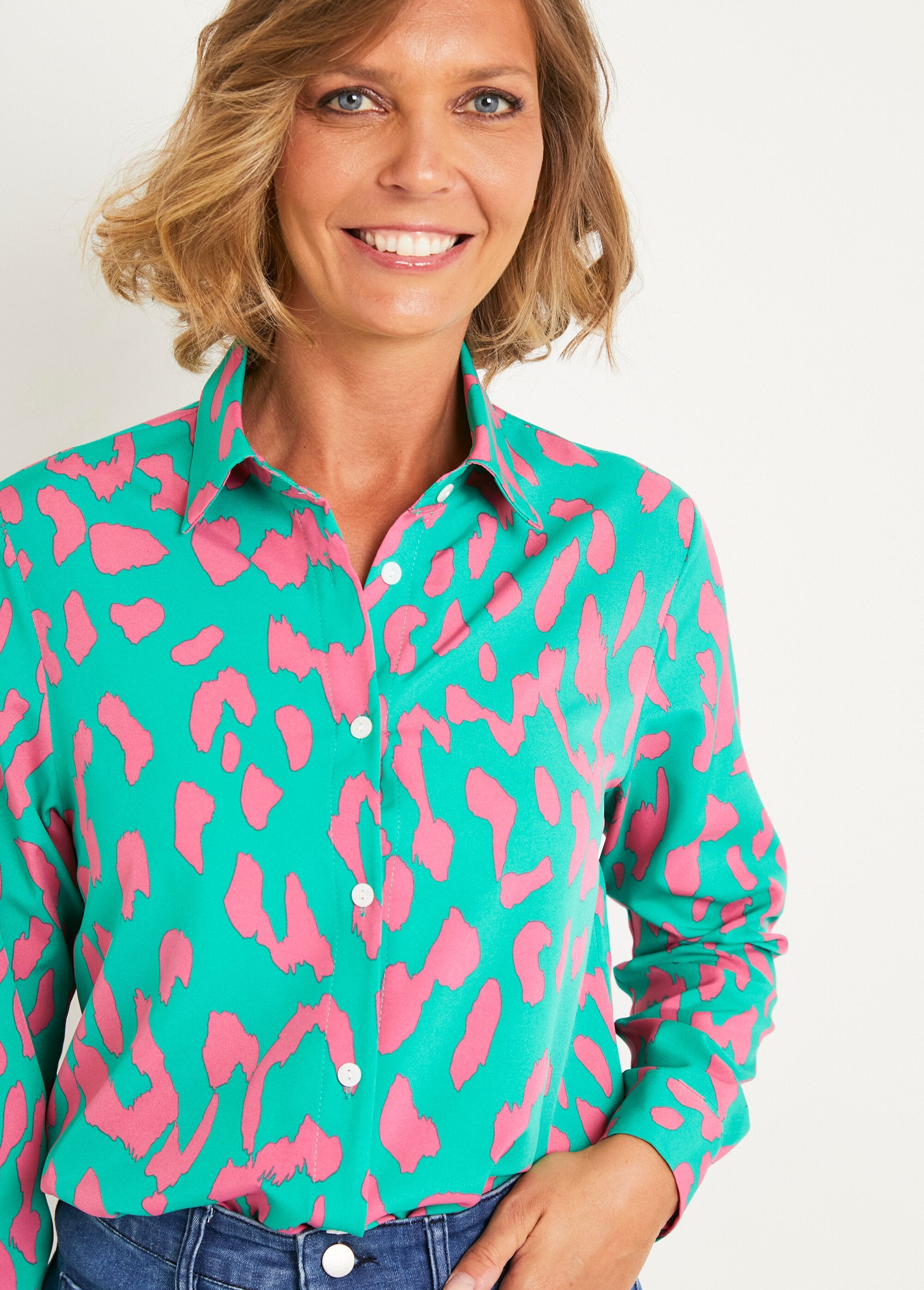 Contrasting_graphic_print_blouse_Green_and_pink_DE1_slim