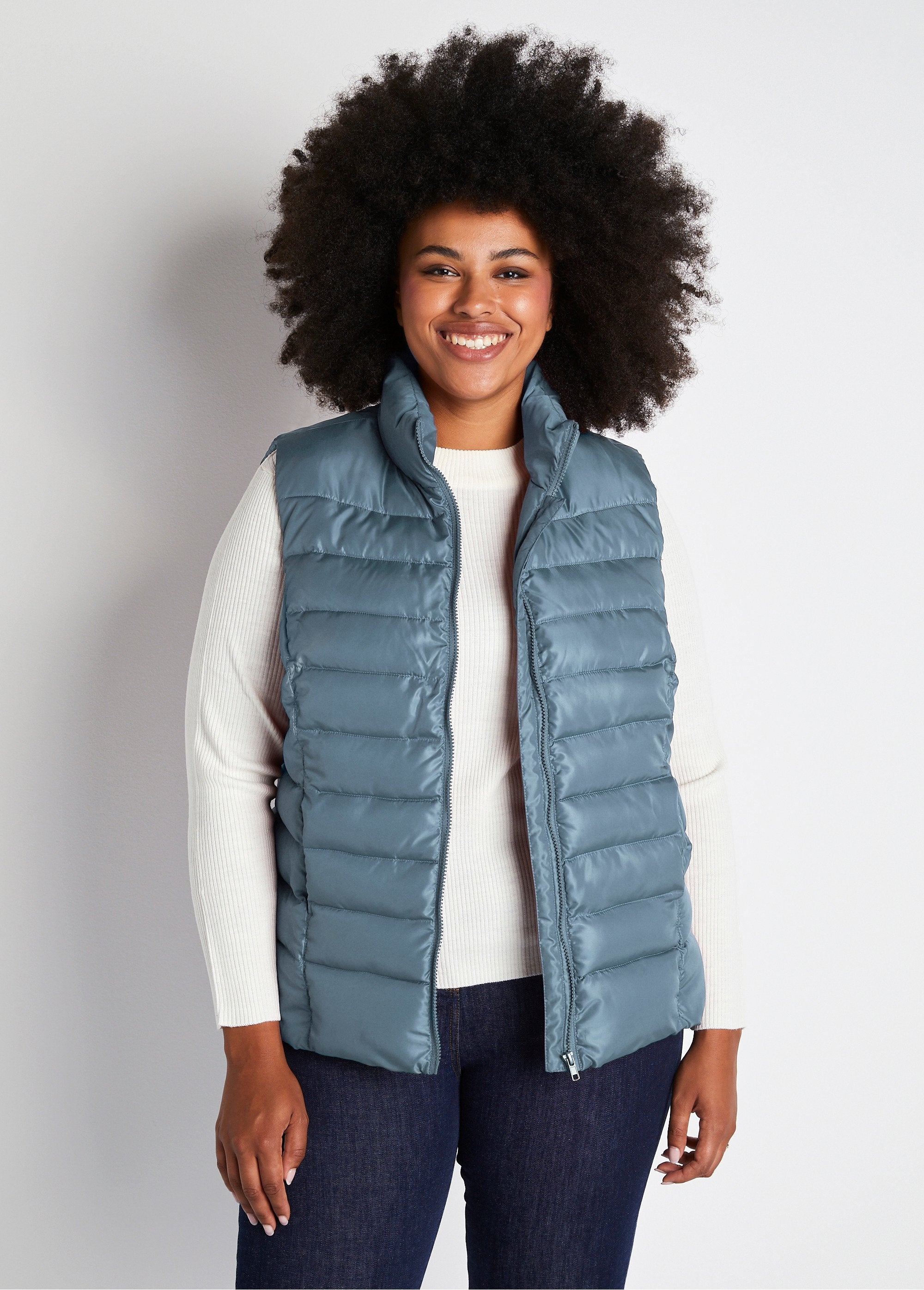 Short_sleeveless_zipped_down_jacket_Ice_blue_FA2_curvy