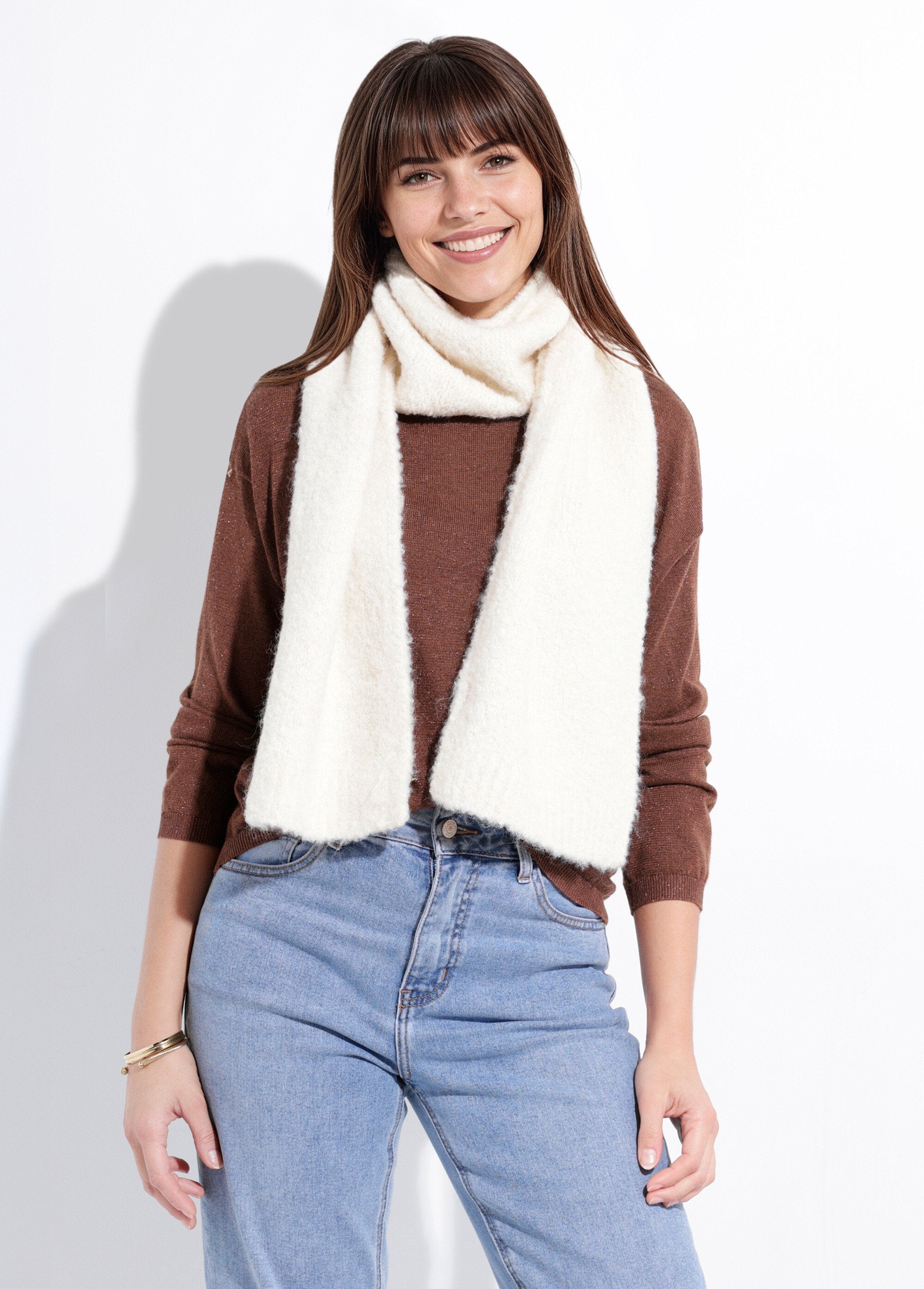 Warm,_fluffy_knit_scarf_White_FA1_slim