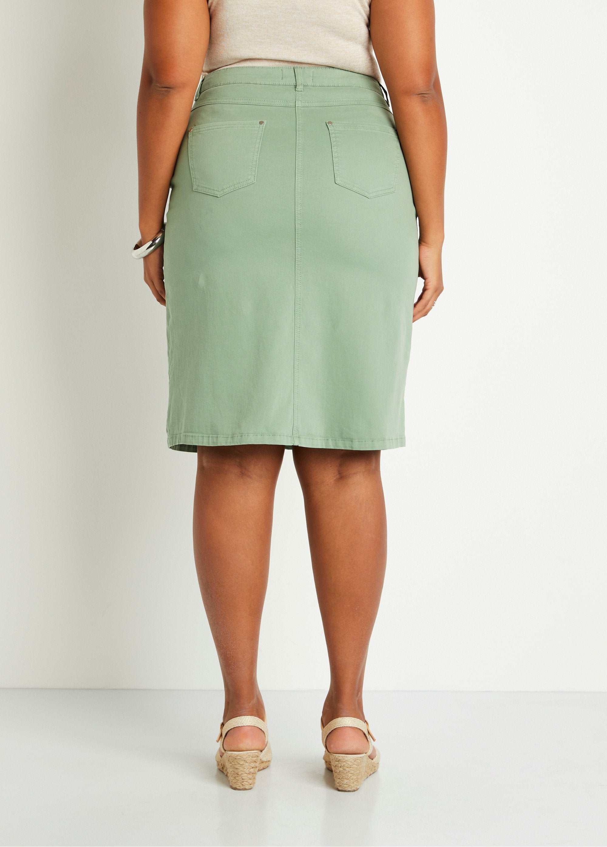 Mid-length_trapeze_skirt_with_5_pockets_Linden_DO1_curvy