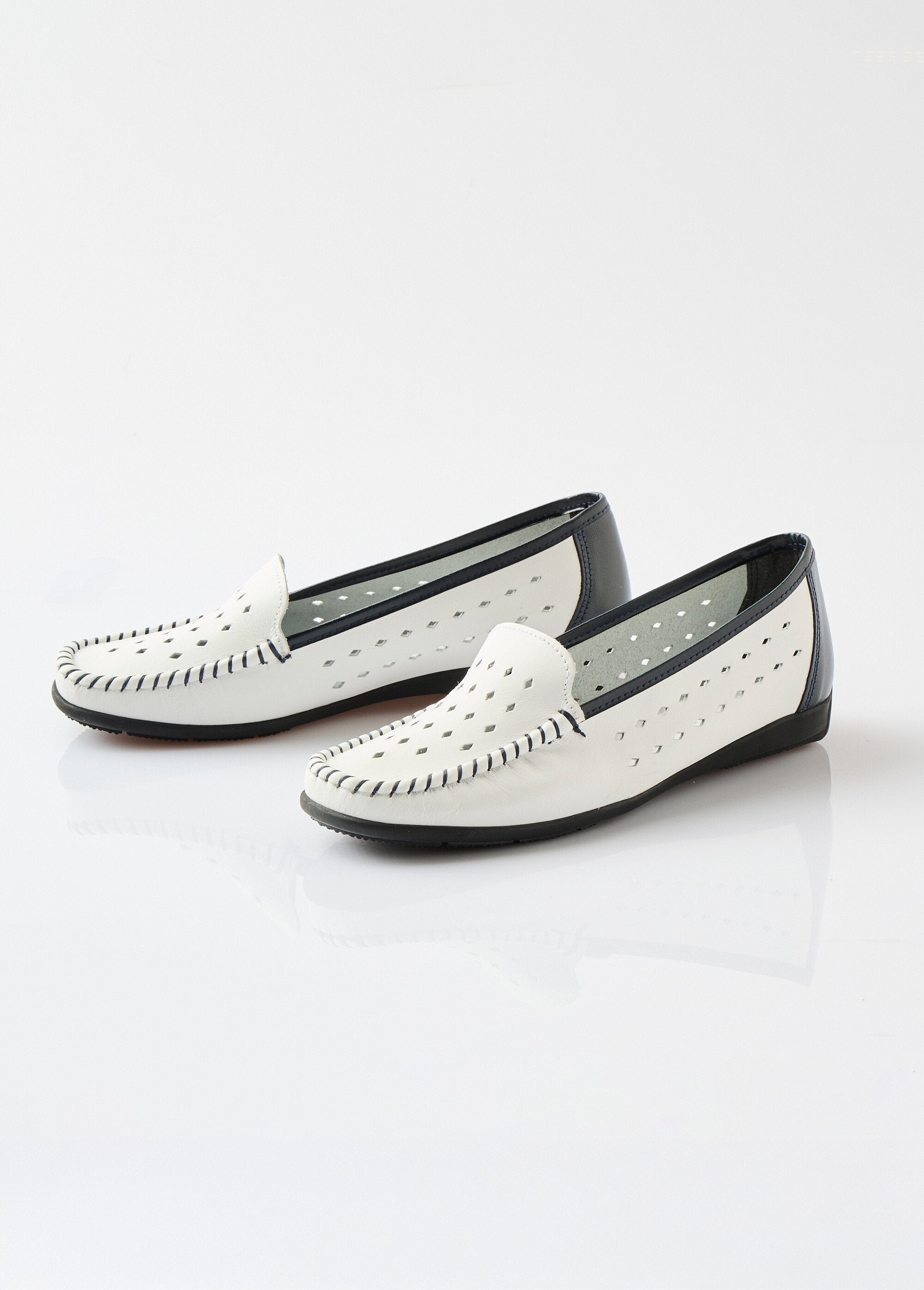 Soft_leather_comfort_width_moccasins_White_DE1_slim