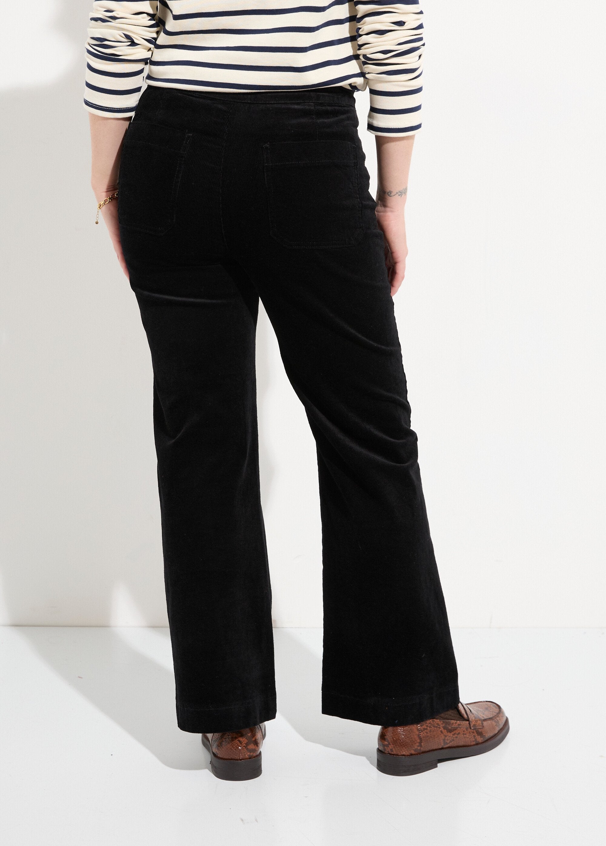 Flared_Velvet_Bridge_Pants_Black_DO1_slim