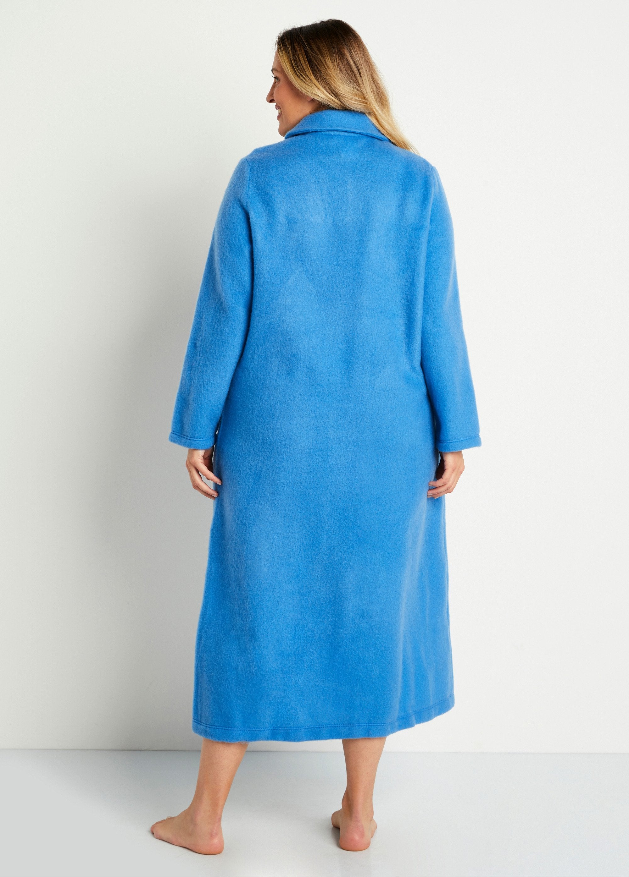 Long_embroidered_fleece_buttoned_bathrobe_with_shawl_collar_Blue_DO1_curvy