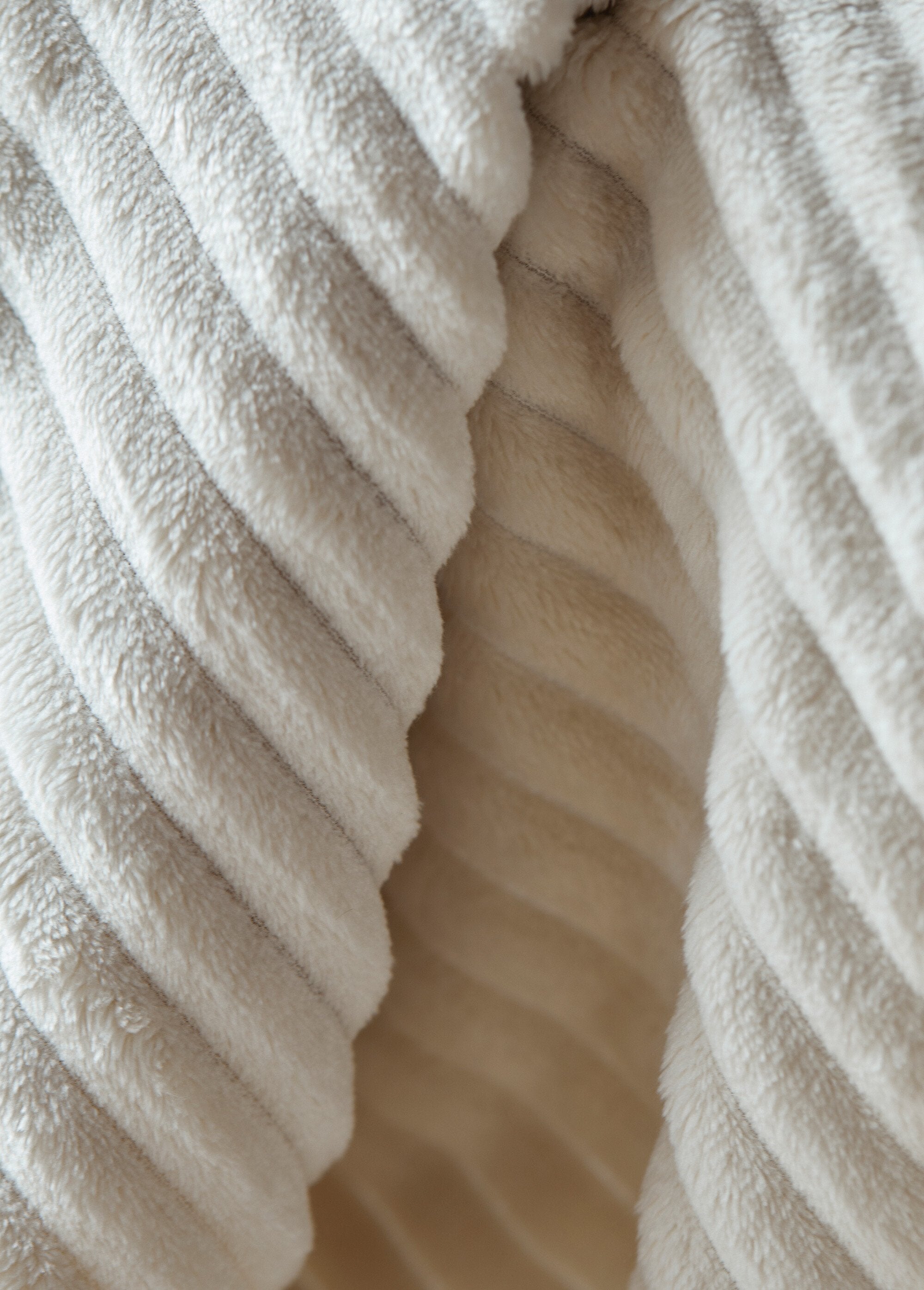 Plush-feel,_ribbed-effect_throw_Ecru_DE2_slim