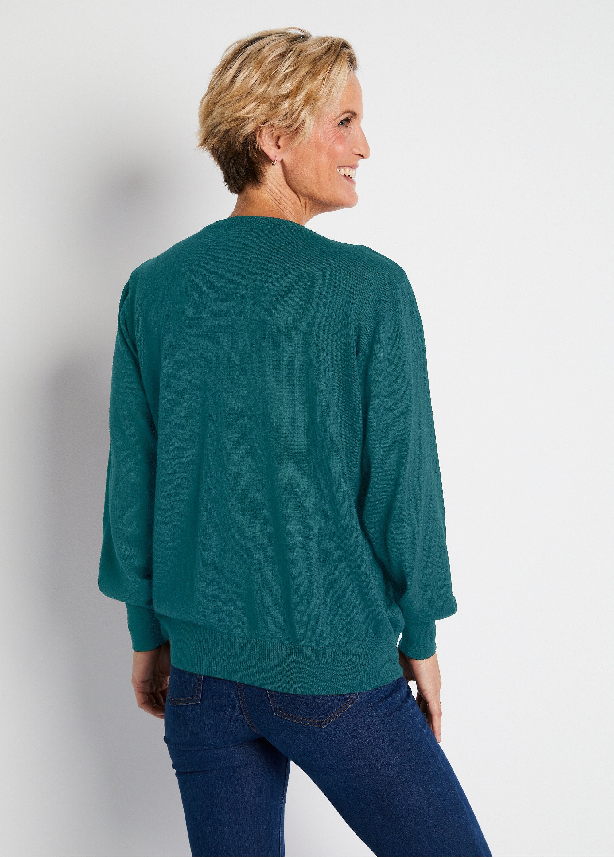 Short_V-neck_sweater_with_merino_wool_Emerald_DO1_slim