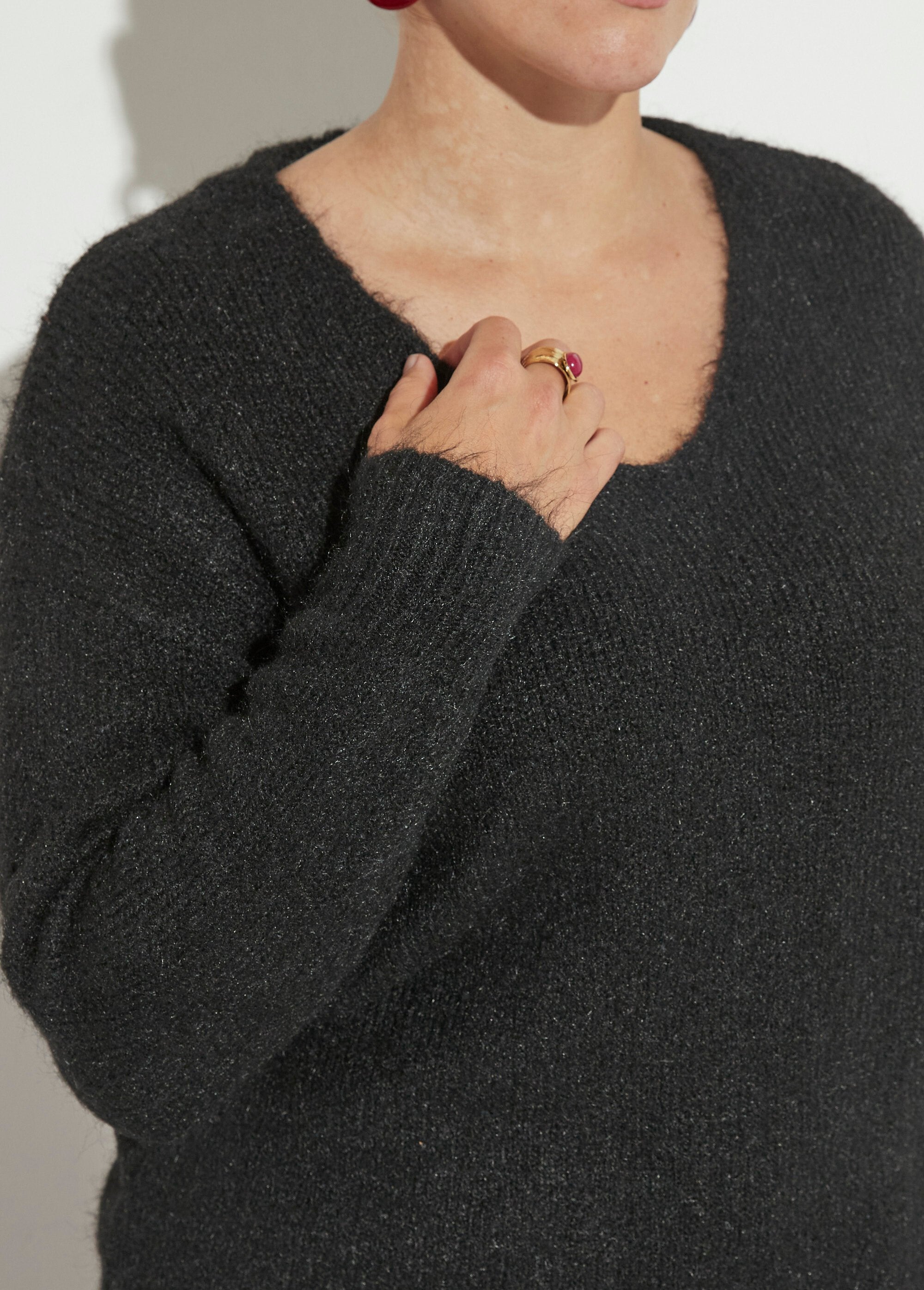 Pull_col_V_fin_et_chaud_avec_laine_Noir_DE1_curvy
