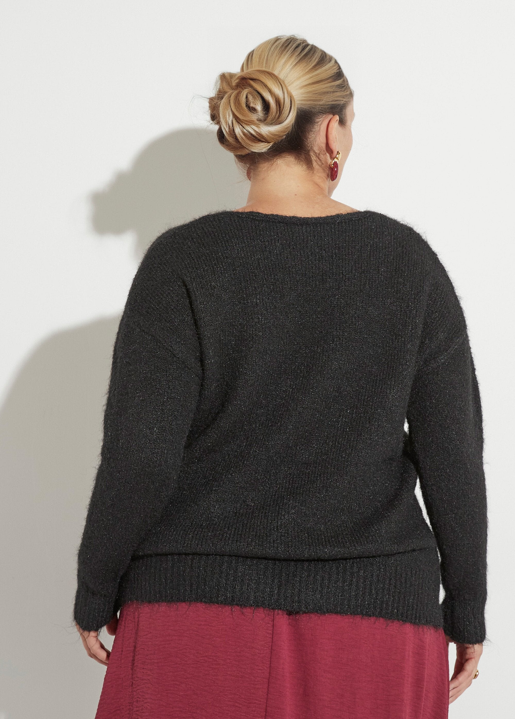 Pull_col_V_fin_et_chaud_avec_laine_Noir_DO1_curvy
