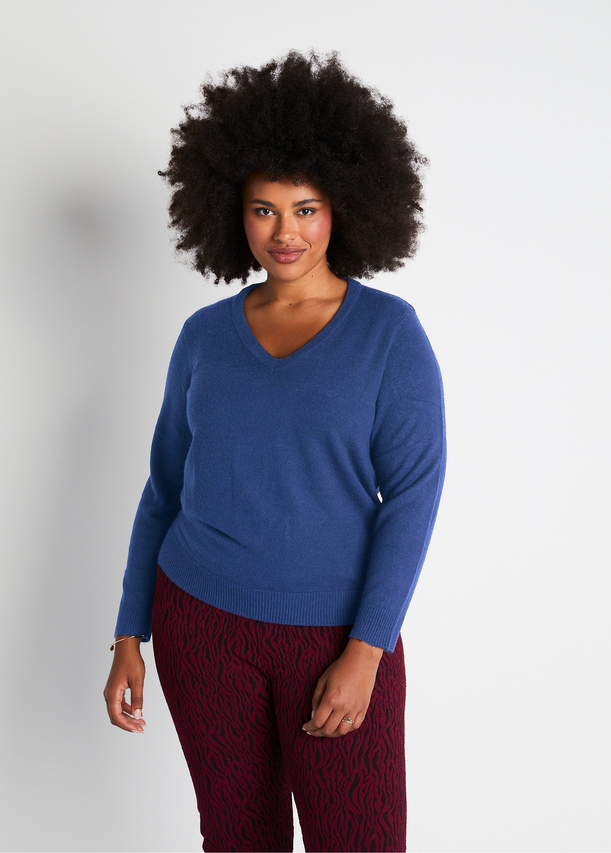 Soft_long-sleeved_V-neck_sweater_Blue_FA1_curvy