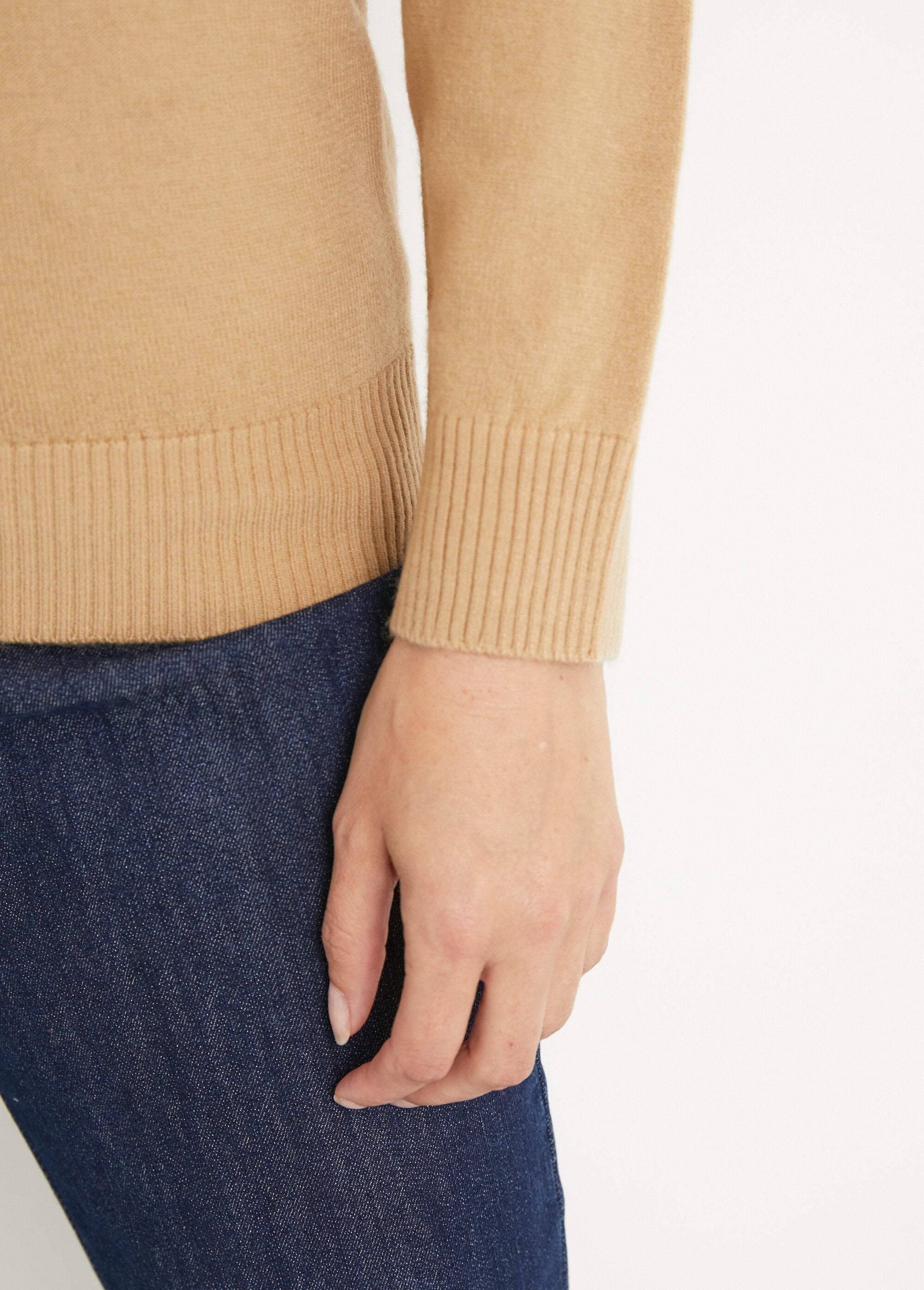 Soft_long-sleeved_V-neck_sweater_camel_DE3_slim