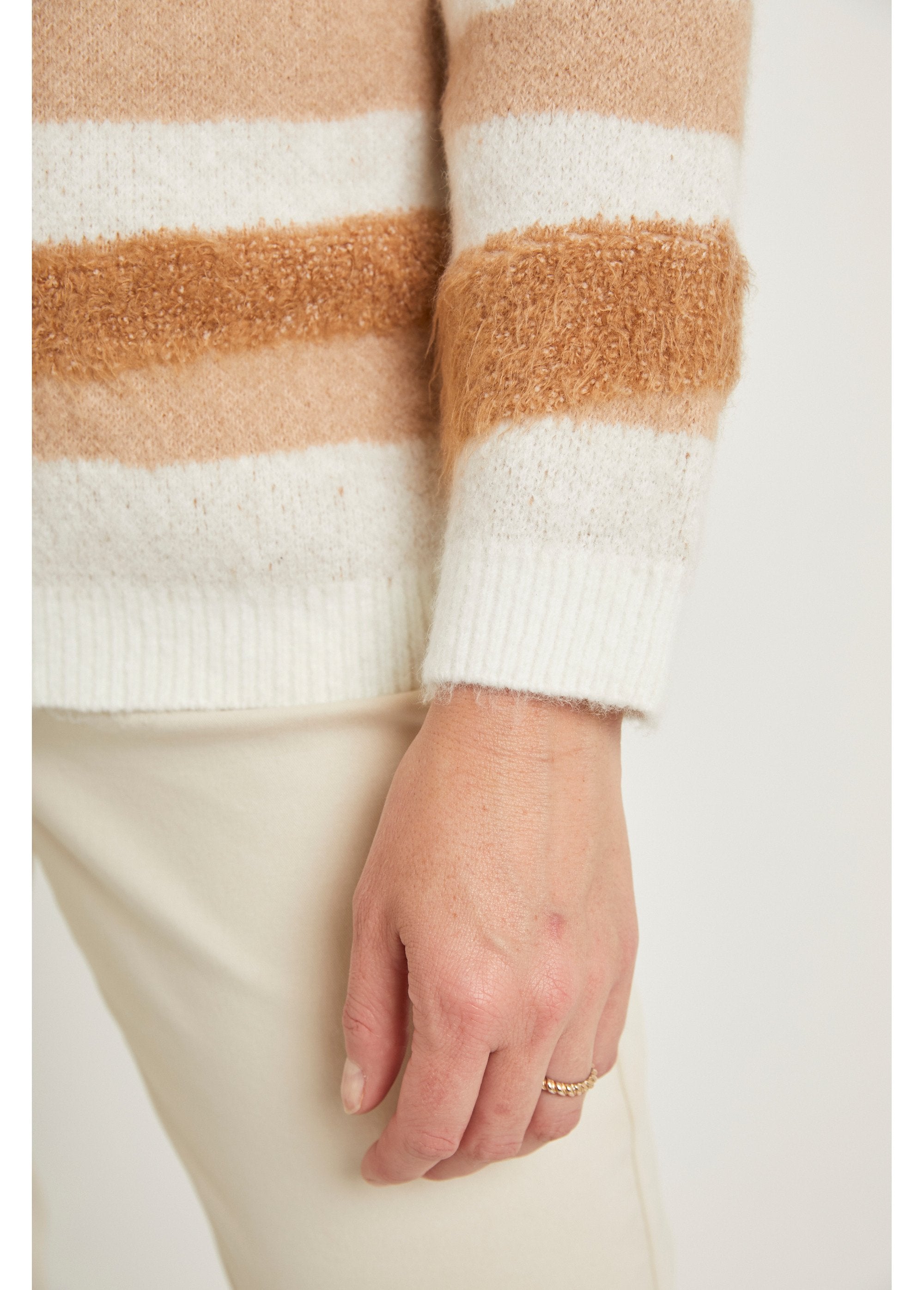 Soft_jacquard_sweater,_round_neck,_furry_knit_Ecru_and_beige_DE3_slim