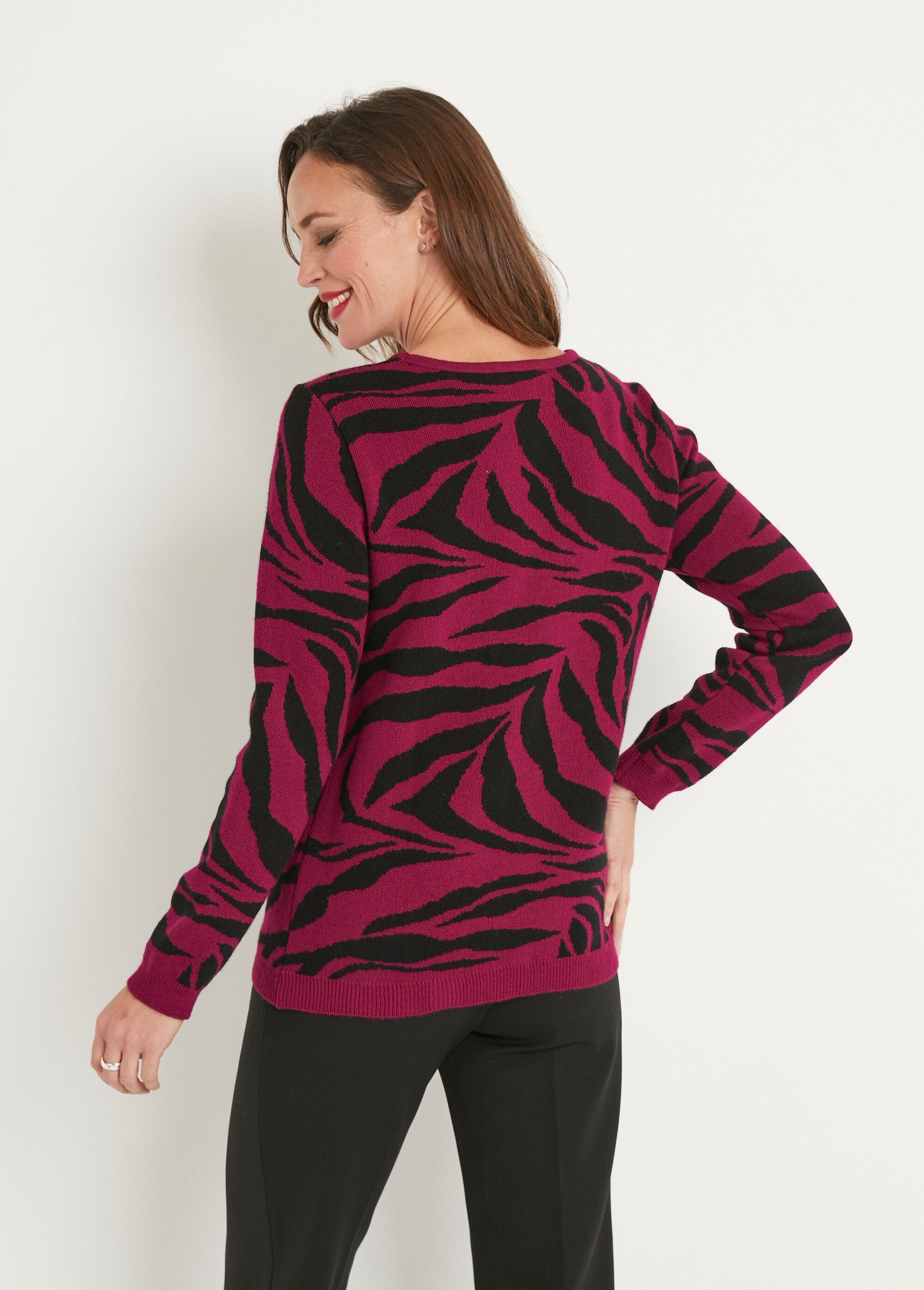 Soft_jacquard_zebra_sweater_with_round_collar_Blackcurrant_and_black_DO1_slim