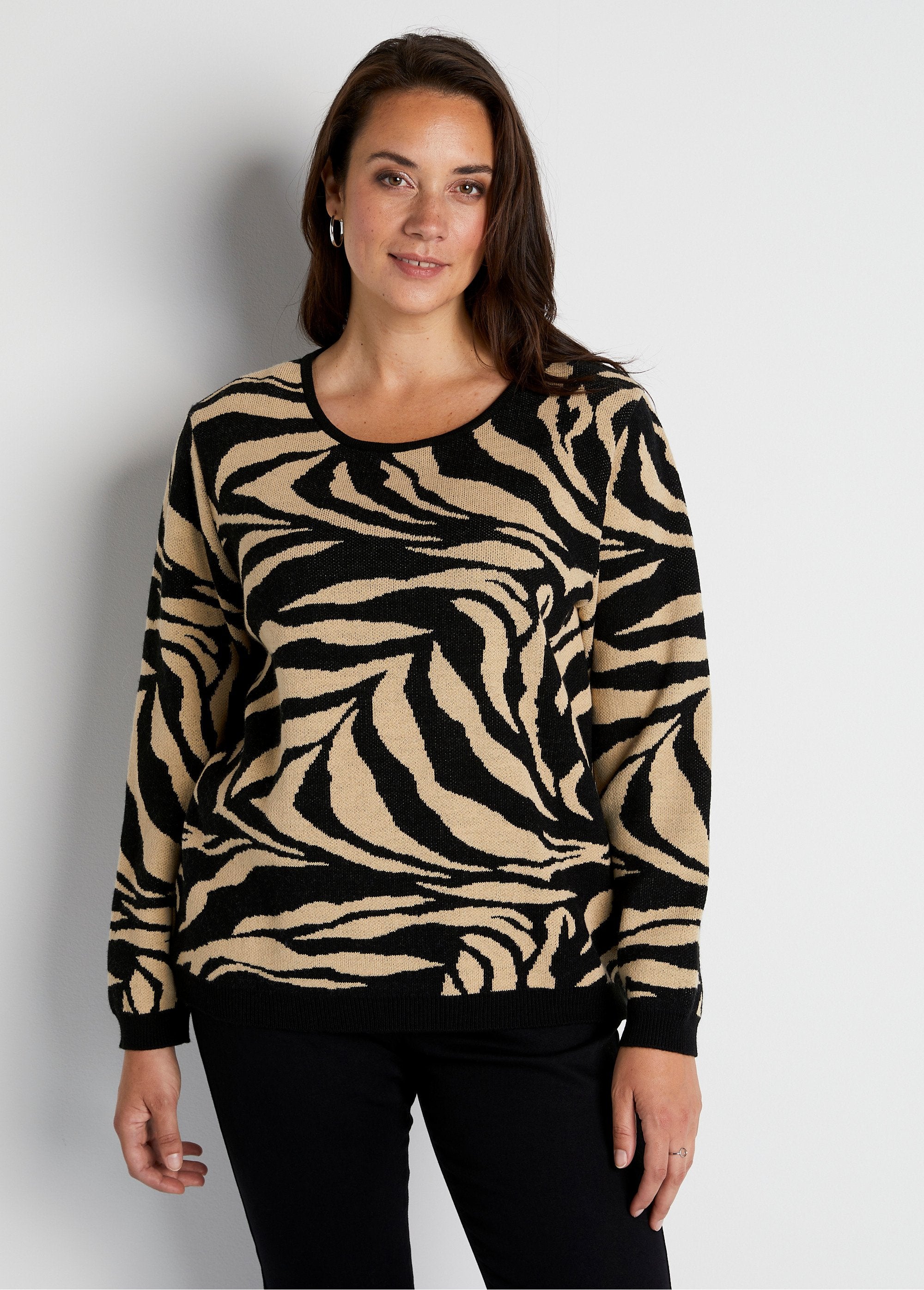 Soft_zebra_jacquard_round_neck_sweater_Beige_and_black_FA1_curvy