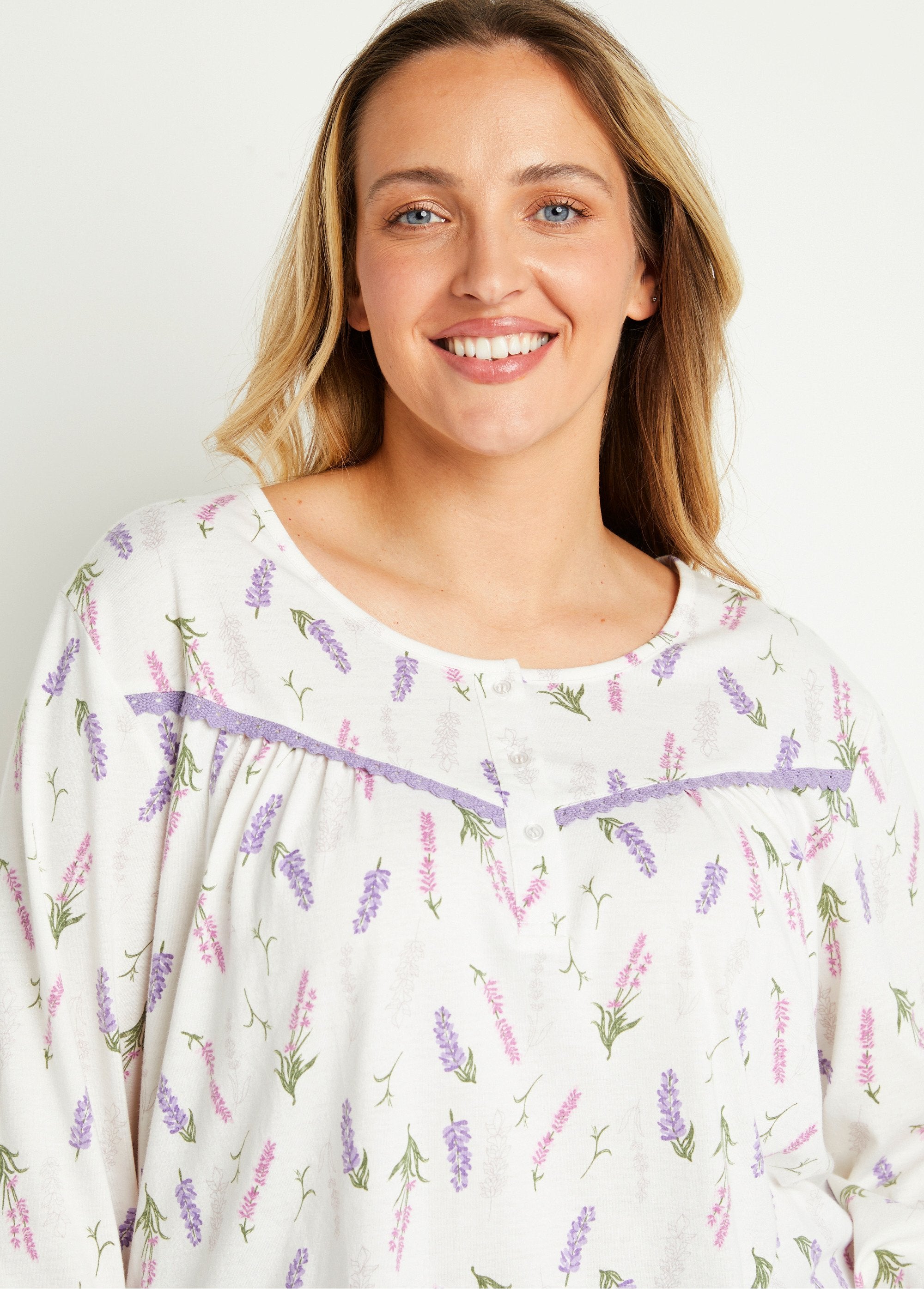 Long-sleeved_pajamas_with_printed_top_Parma_print_DE1_curvy