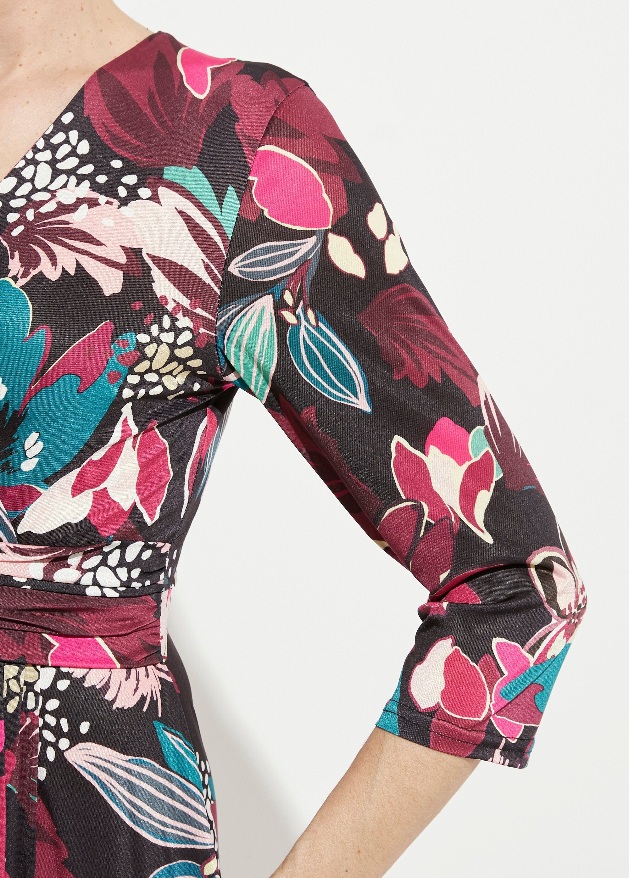 Short,_flared_wrap_dress_with_floral_print_Fuchsia_print_DE2_slim