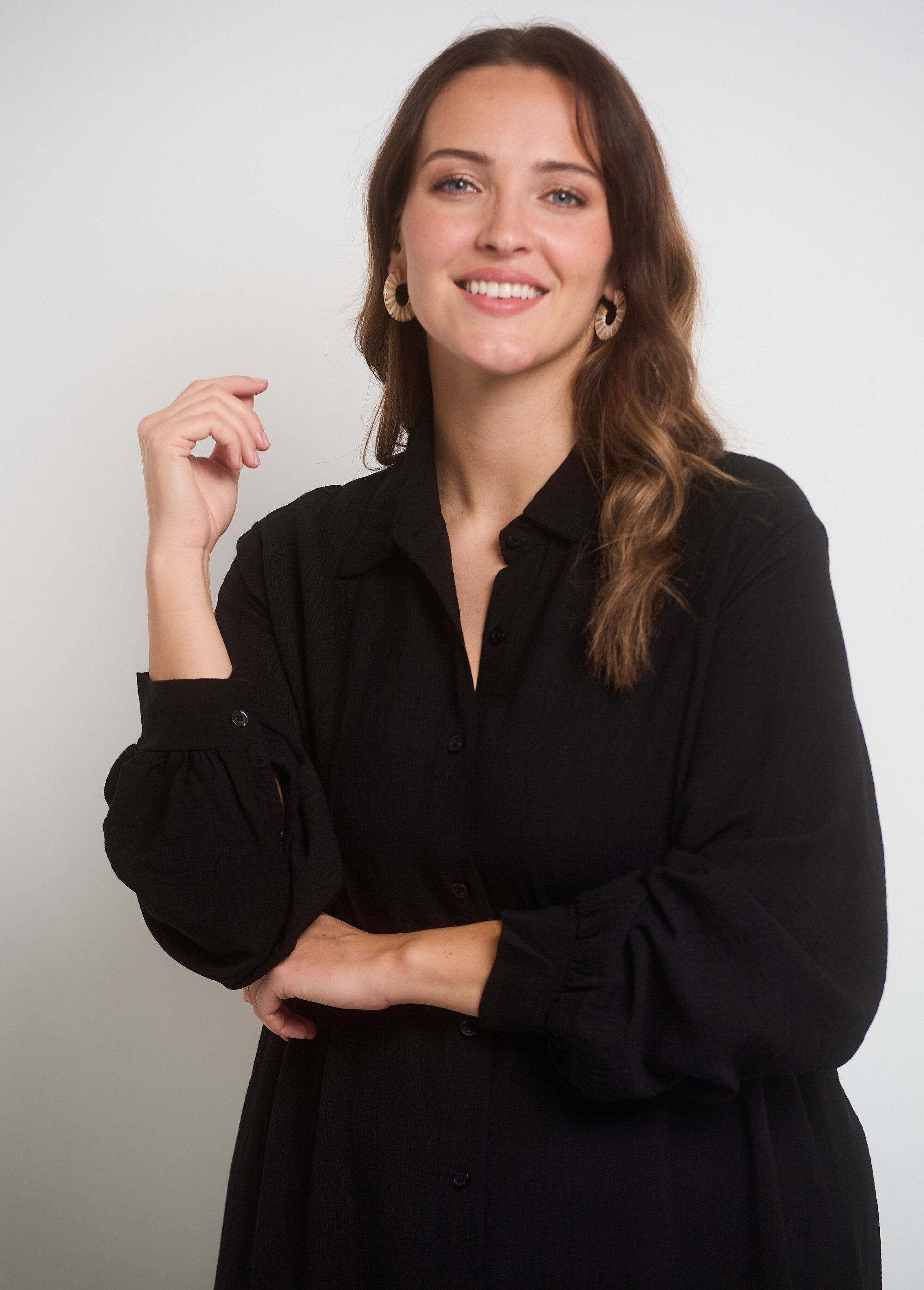 Long_sleeve_buttoned_shirt_dress_Black_DE1_curvy